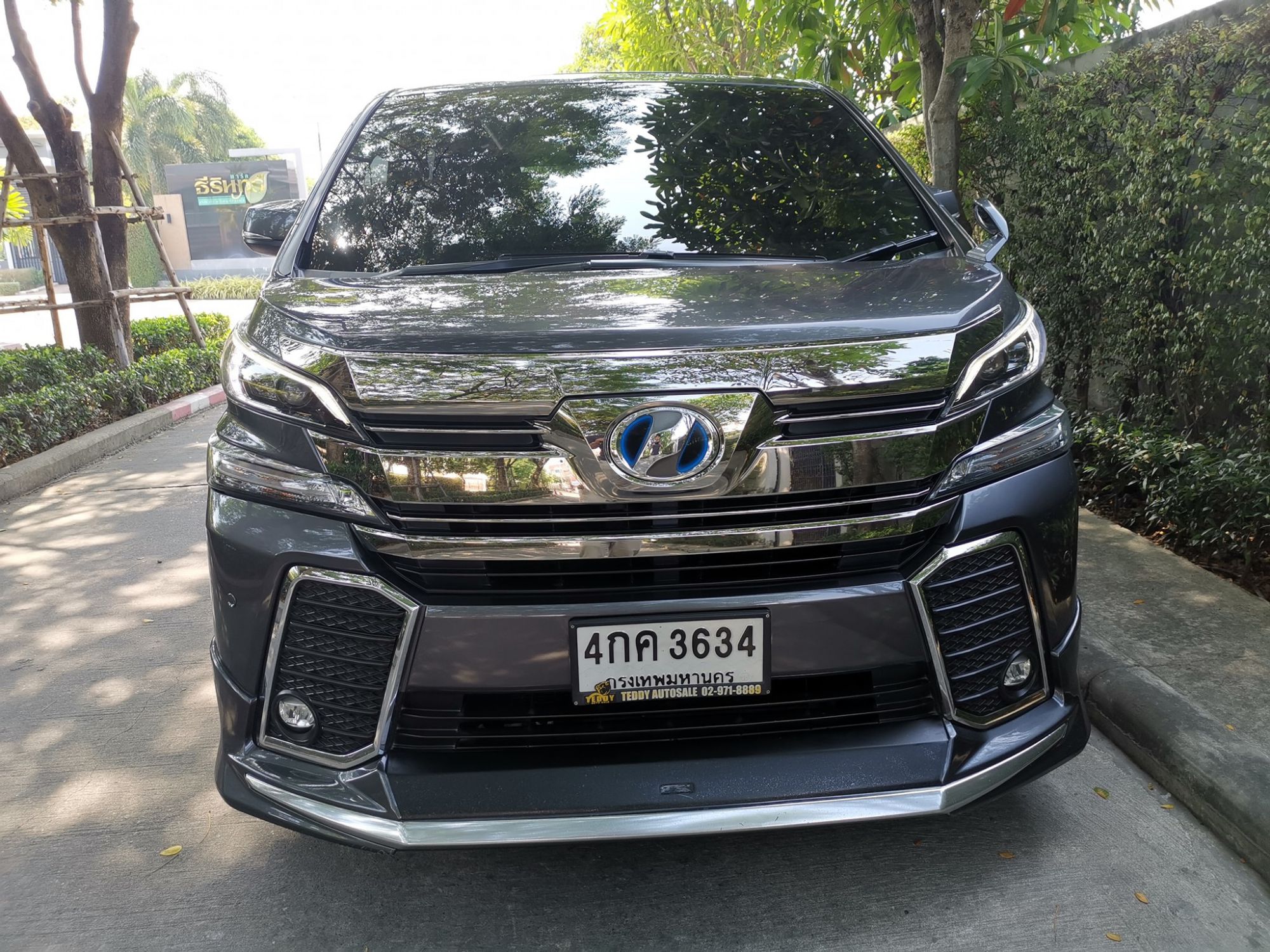 Toyota Vellfire ปี 2015 สีเทา (รูปที่ 2)