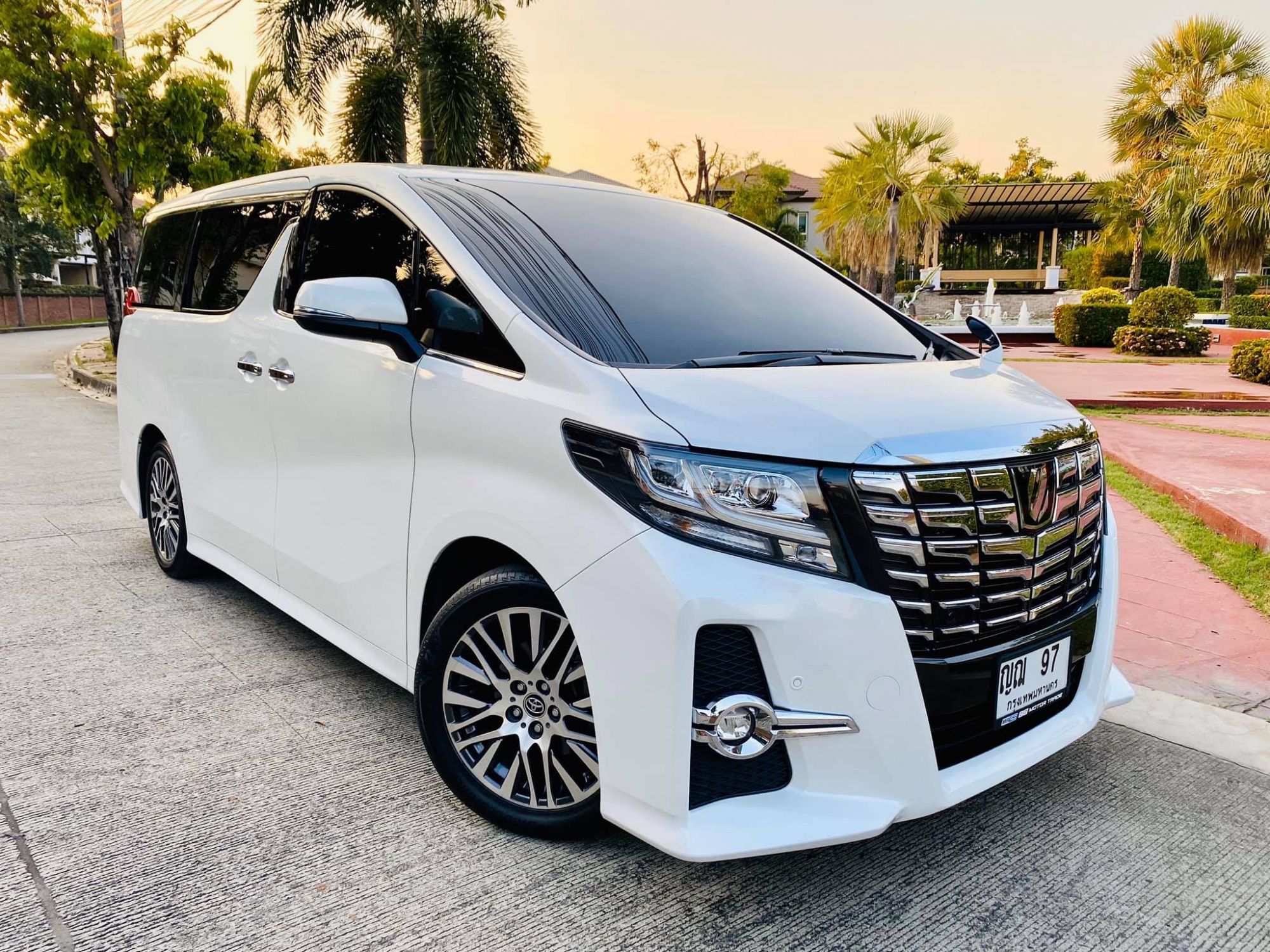 Toyota Alphard ปี 2016 สีขาว