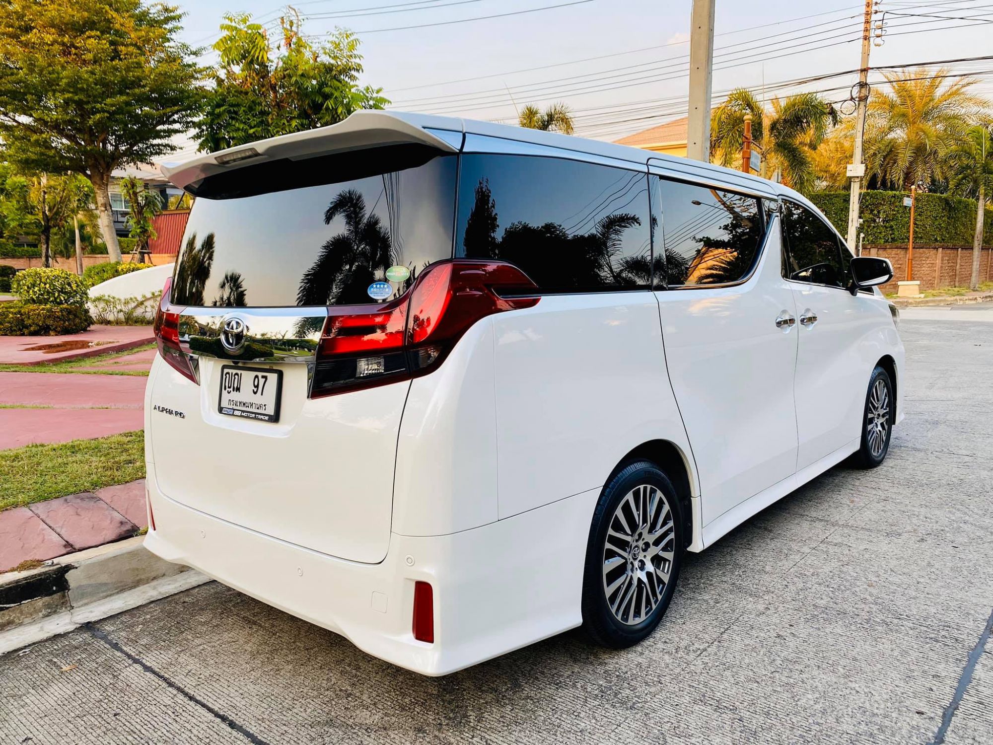 Toyota Alphard ปี 2016 สีขาว (รูปที่ 4)