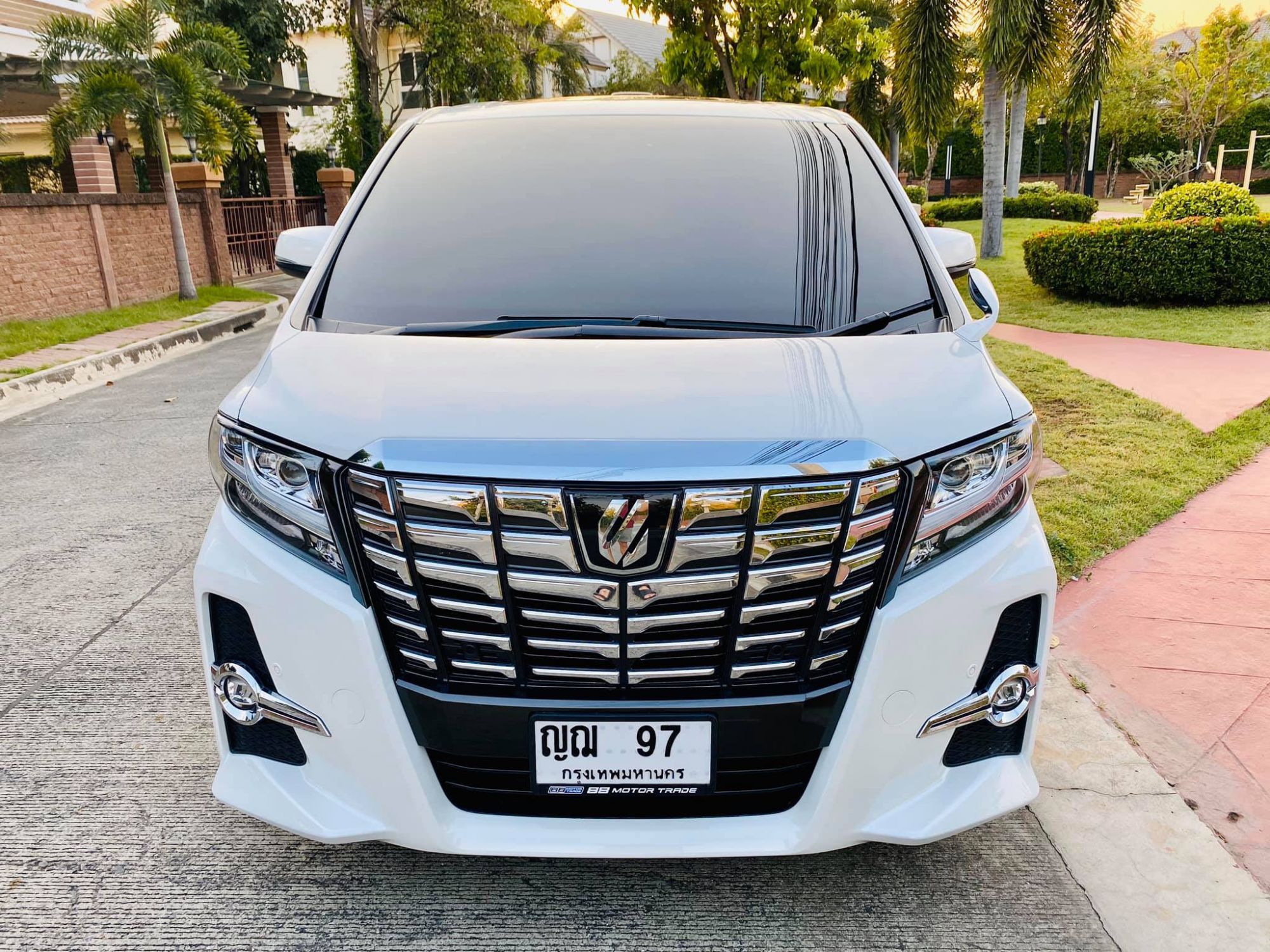 Toyota Alphard ปี 2016 สีขาว (รูปที่ 2)