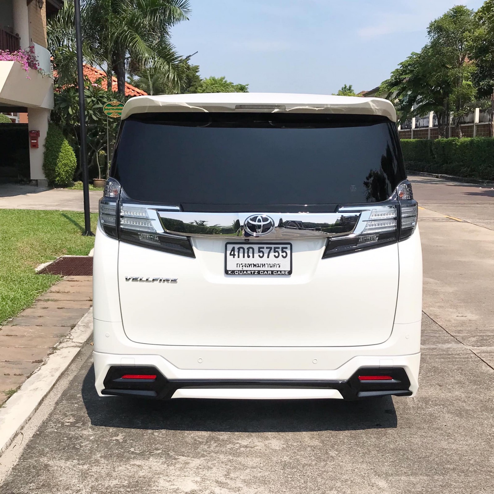 Toyota Vellfire ปี 2015 สีขาว