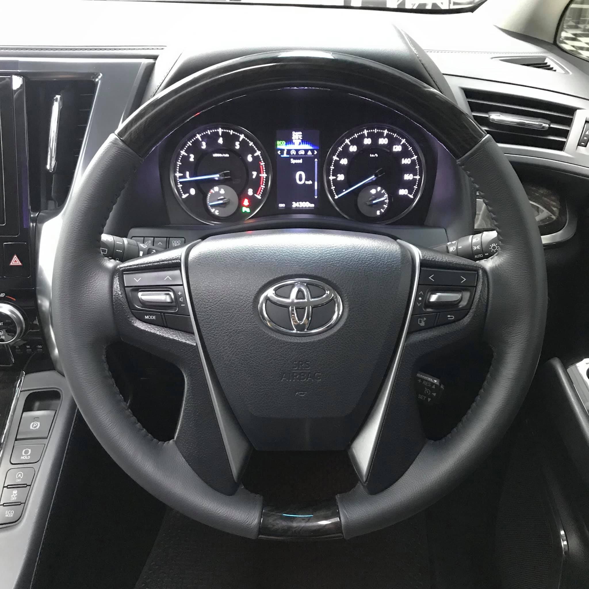 Toyota Vellfire ปี 2015 สีขาว