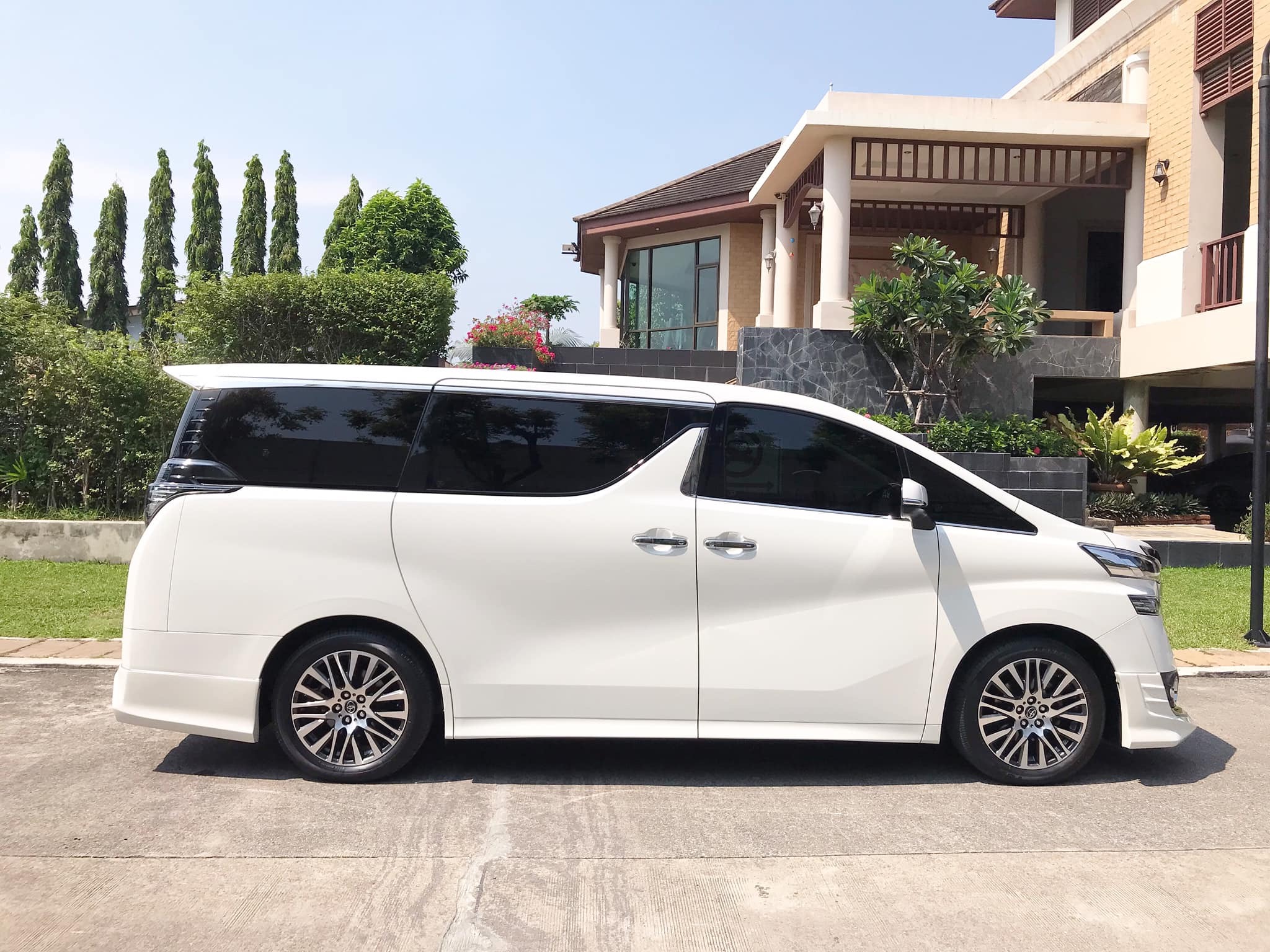 Toyota Vellfire ปี 2015 สีขาว (รูปที่ 4)