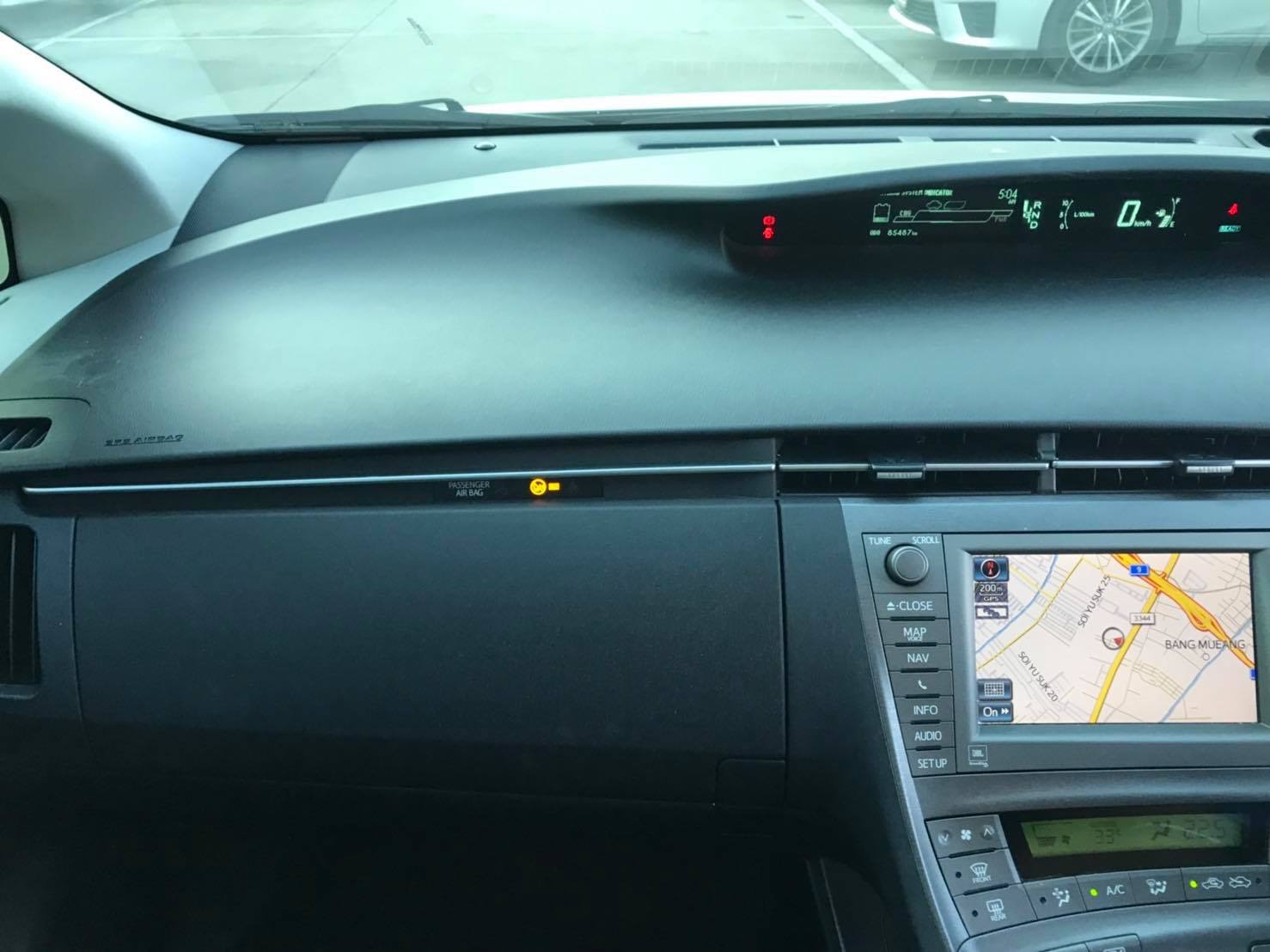 Toyota Prius ปี 2015 สีขาว (รูปที่ 10)