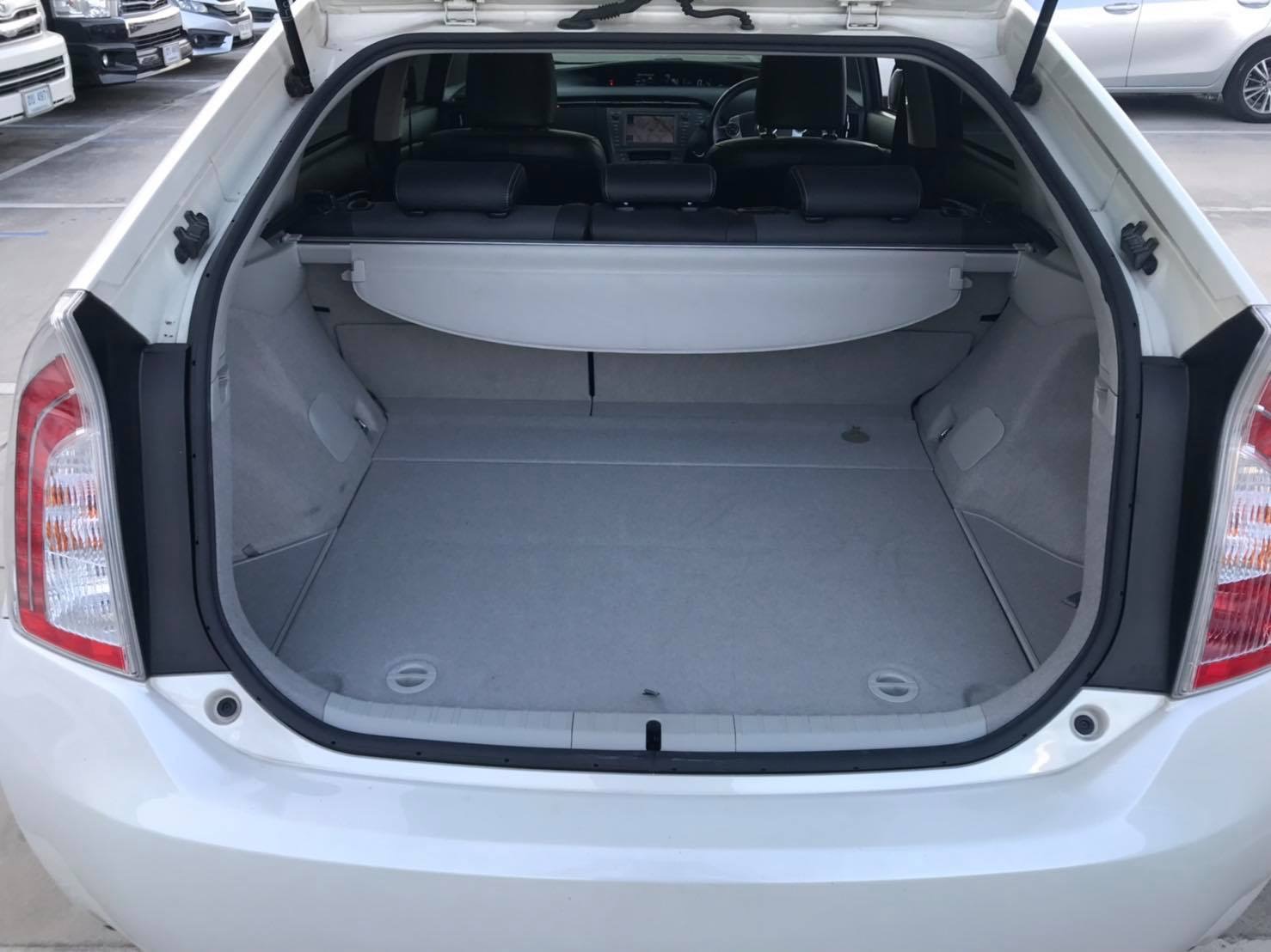 Toyota Prius ปี 2015 สีขาว (รูปที่ 13)