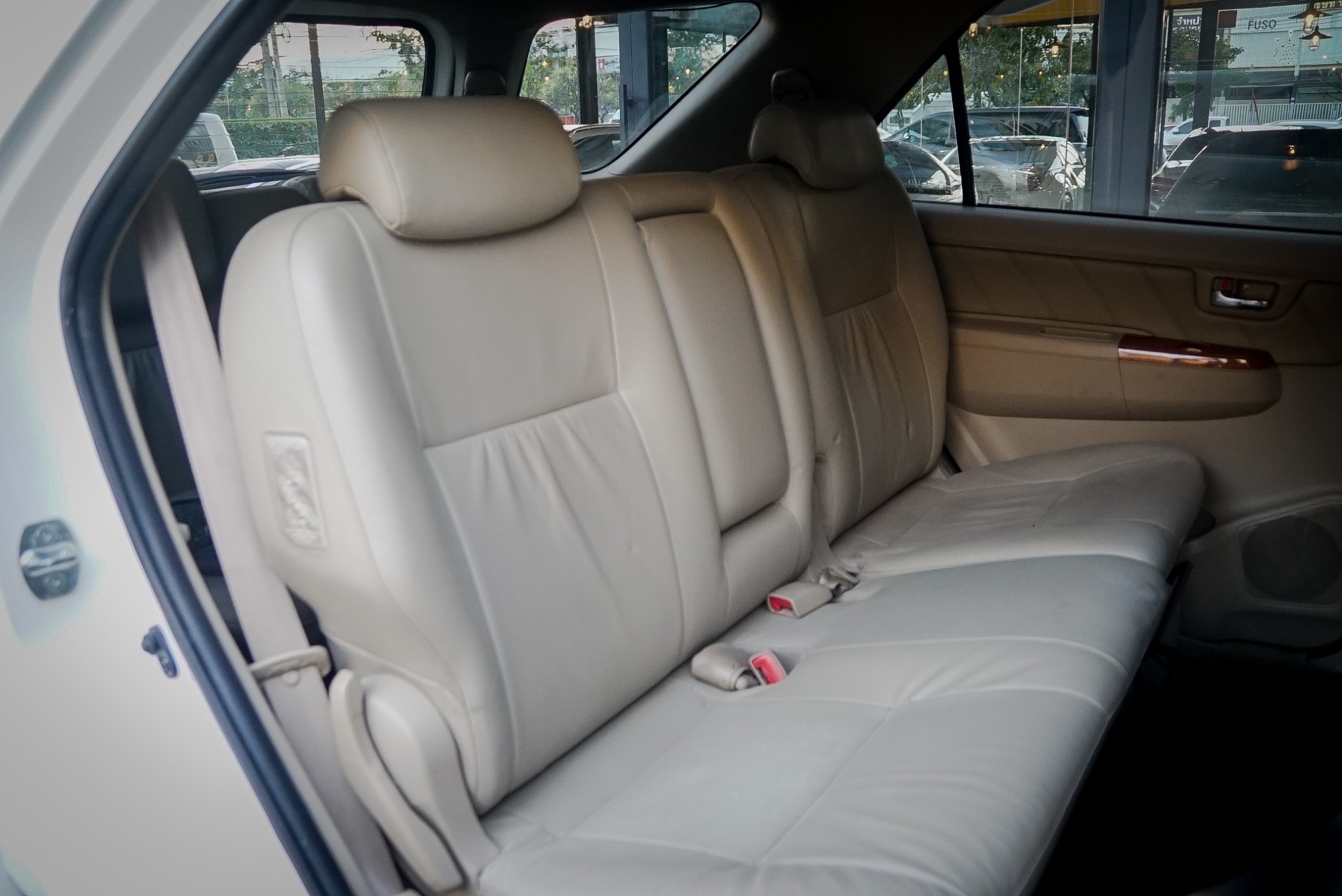 Toyota Fortuner ไมเนอร์เชนจ์ 1 ปี 2011 สีขาว (รูปที่ 8)
