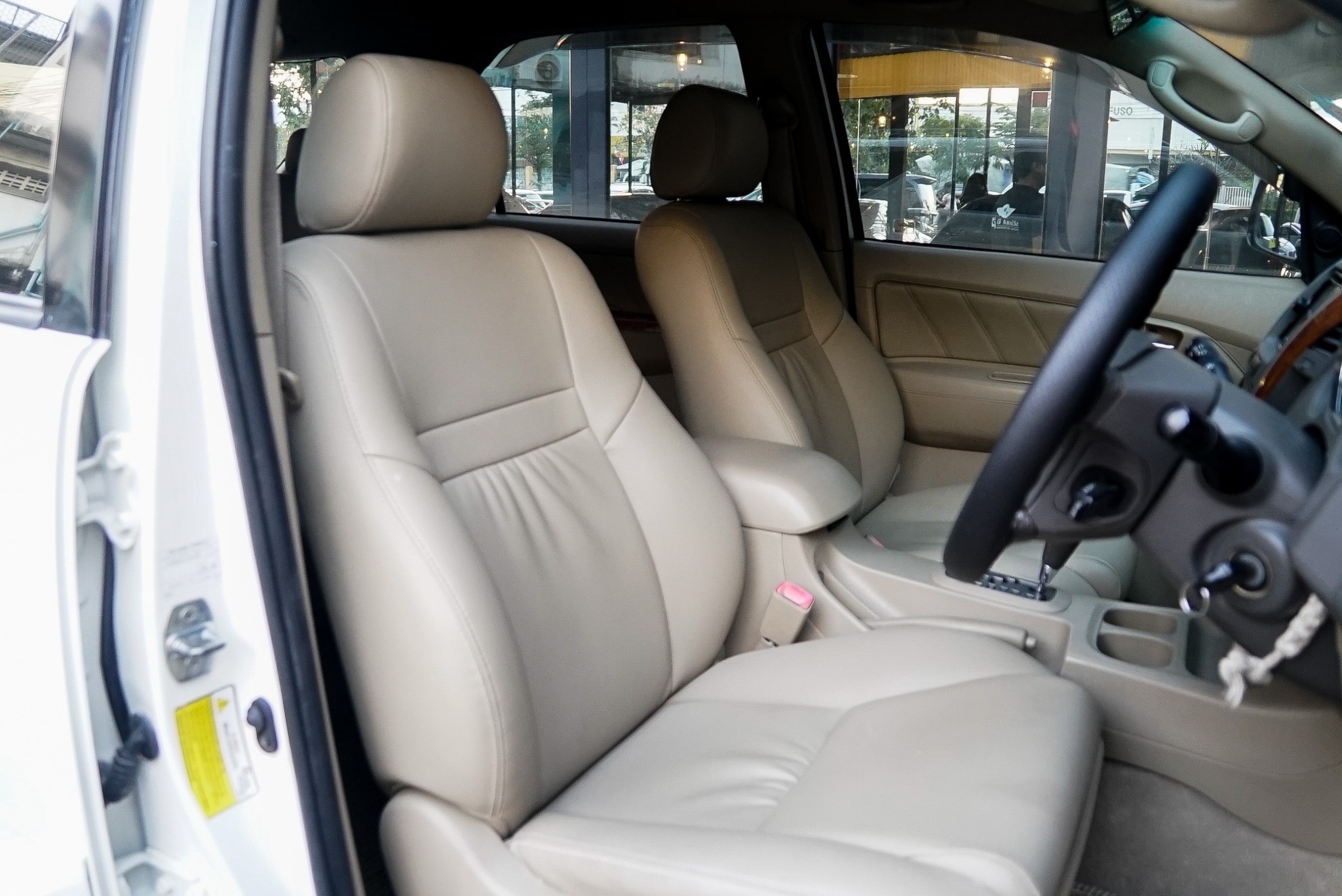 Toyota Fortuner ไมเนอร์เชนจ์ 1 ปี 2011 สีขาว (รูปที่ 11)