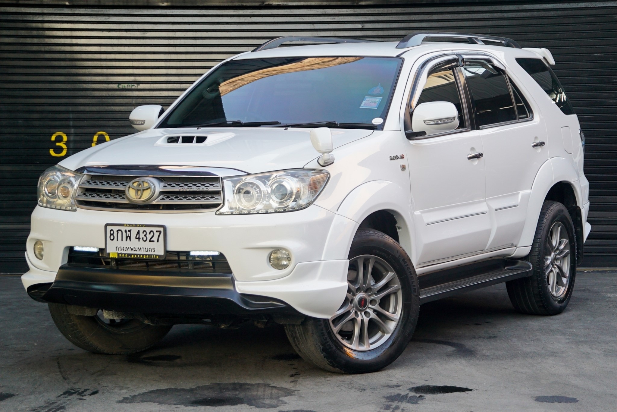Toyota Fortuner ไมเนอร์เชนจ์ 1 ปี 2011 สีขาว