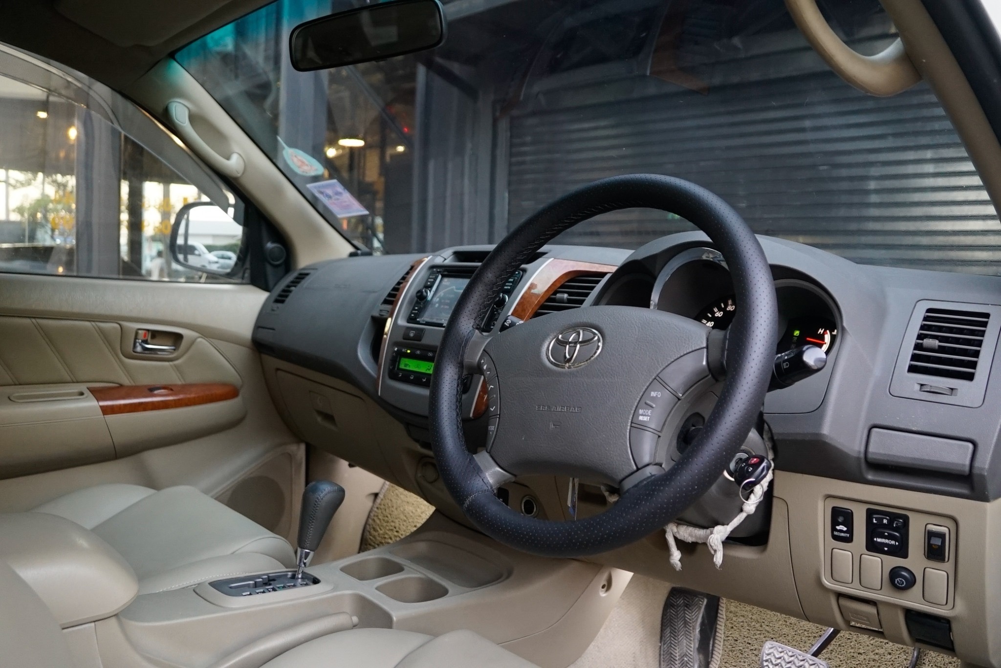 Toyota Fortuner ไมเนอร์เชนจ์ 1 ปี 2011 สีขาว (รูปที่ 10)