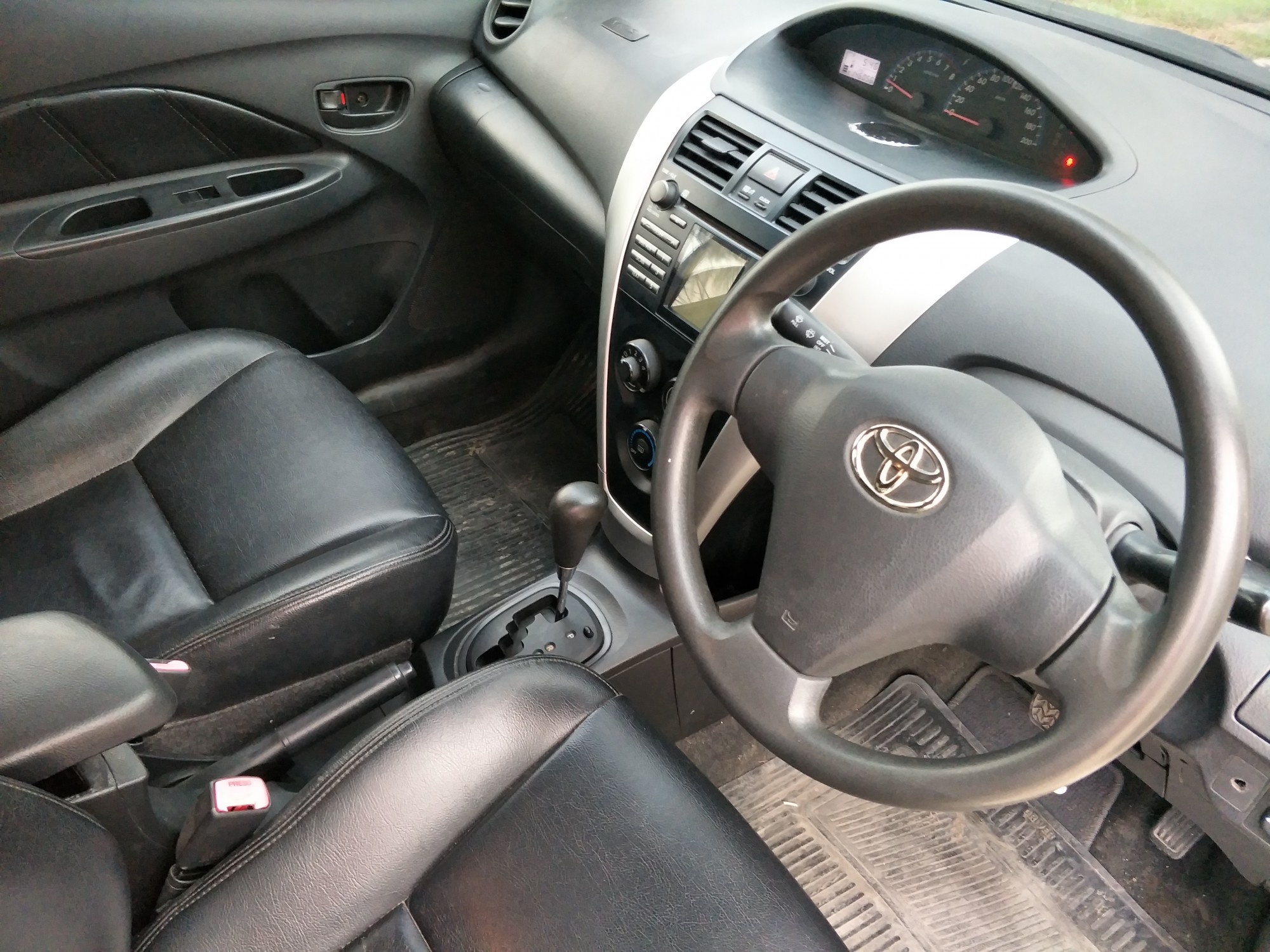 Toyota Vios Vios ปี 2010 สีขาว (รูปที่ 3)