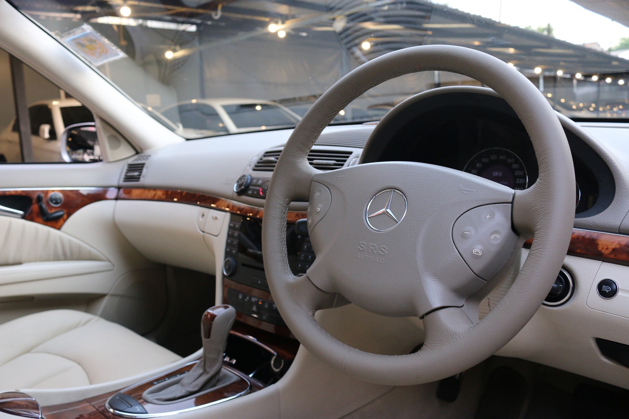 Mercedes-Benz E-Class W211 E200 ปี 2005 สีทอง (รูปที่ 8)