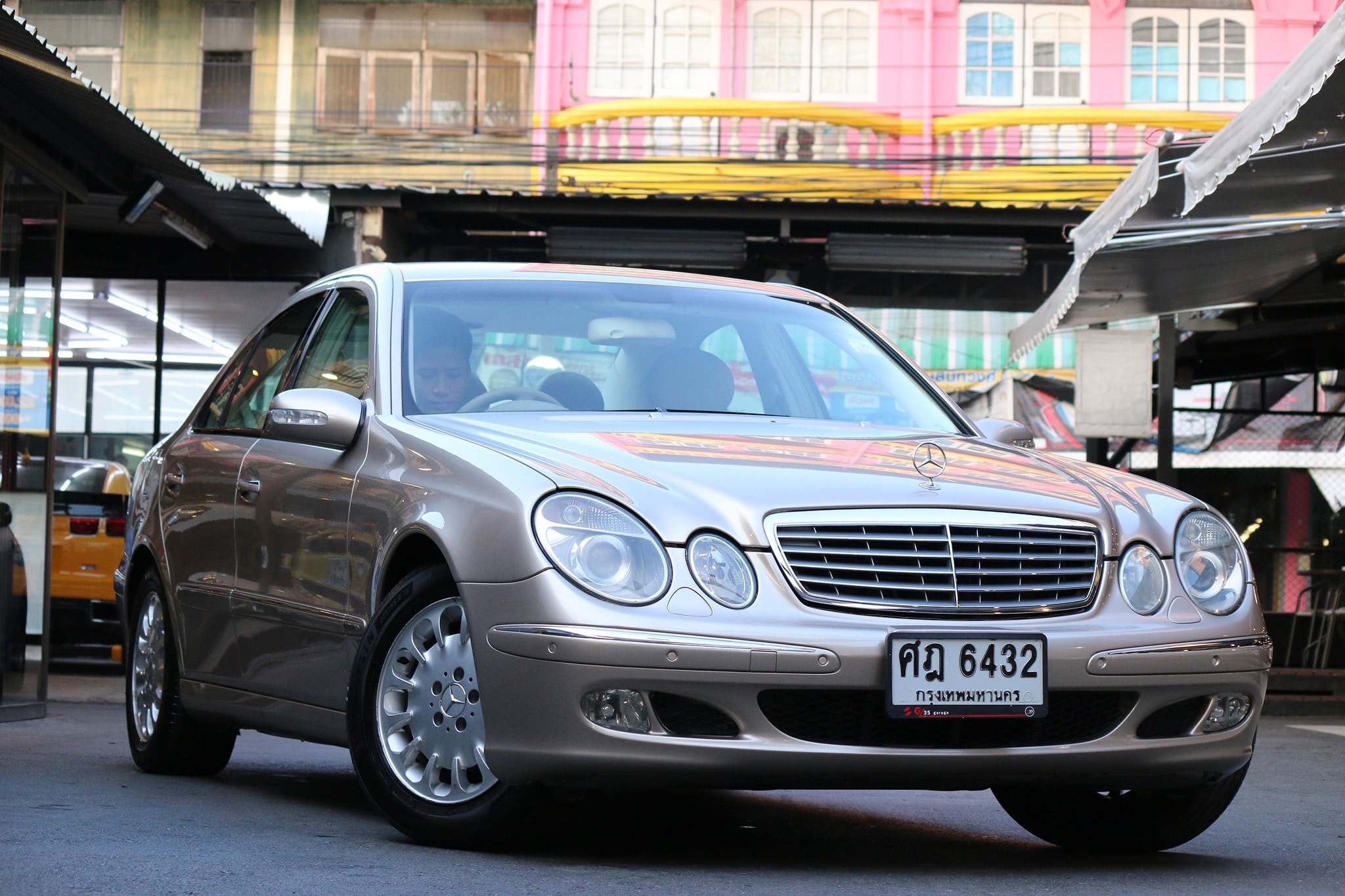 Mercedes-Benz E-Class W211 E200 ปี 2005 สีทอง (รูปที่ 12)