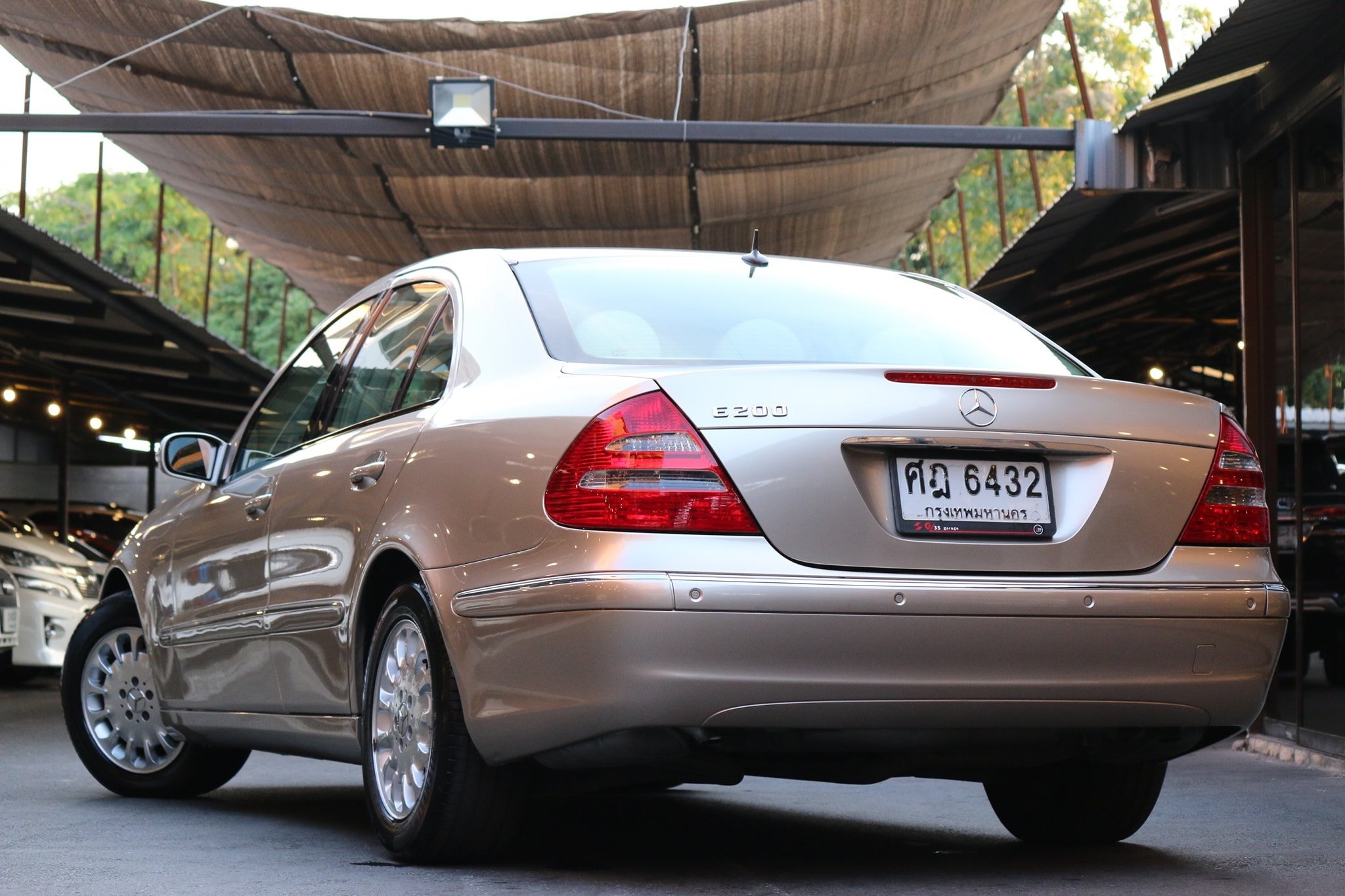 Mercedes-Benz E-Class W211 E200 ปี 2005 สีทอง (รูปที่ 4)