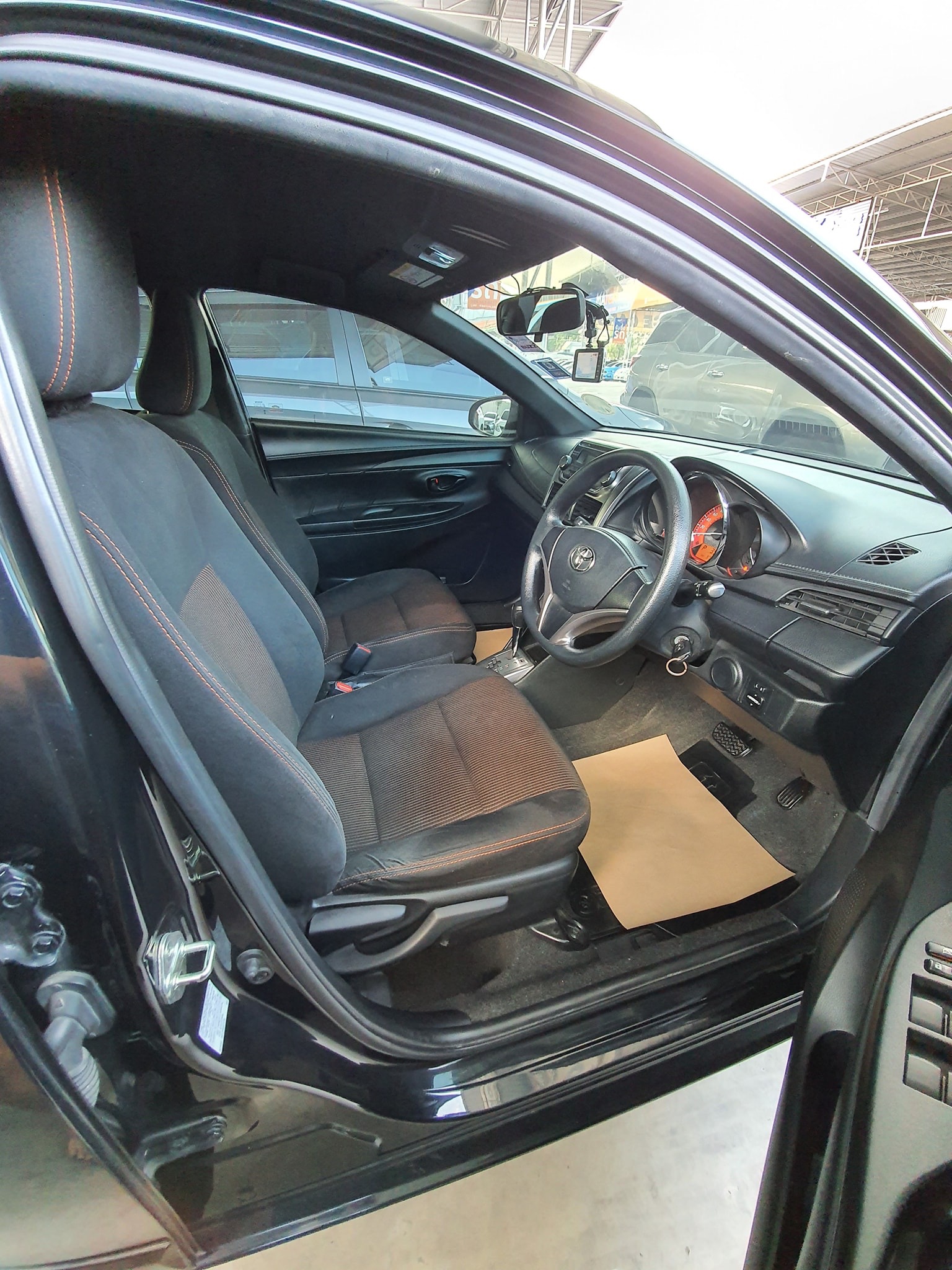 Toyota Yaris ปี 2014 สีดำ (รูปที่ 5)