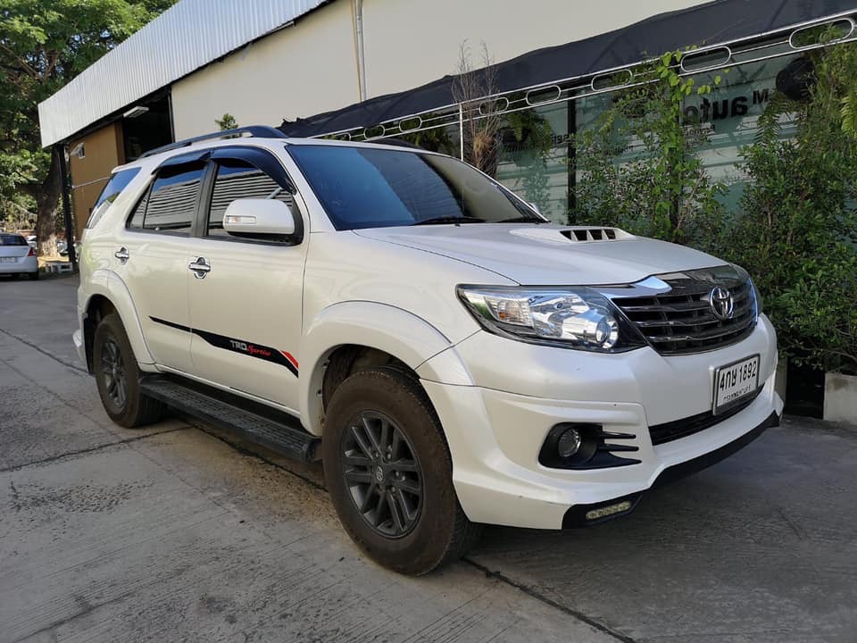 Toyota Fortuner ไมเนอร์เชนจ์ 2 ปี 2015 สีขาว