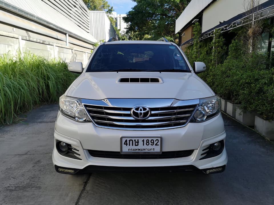 Toyota Fortuner ไมเนอร์เชนจ์ 2 ปี 2015 สีขาว
