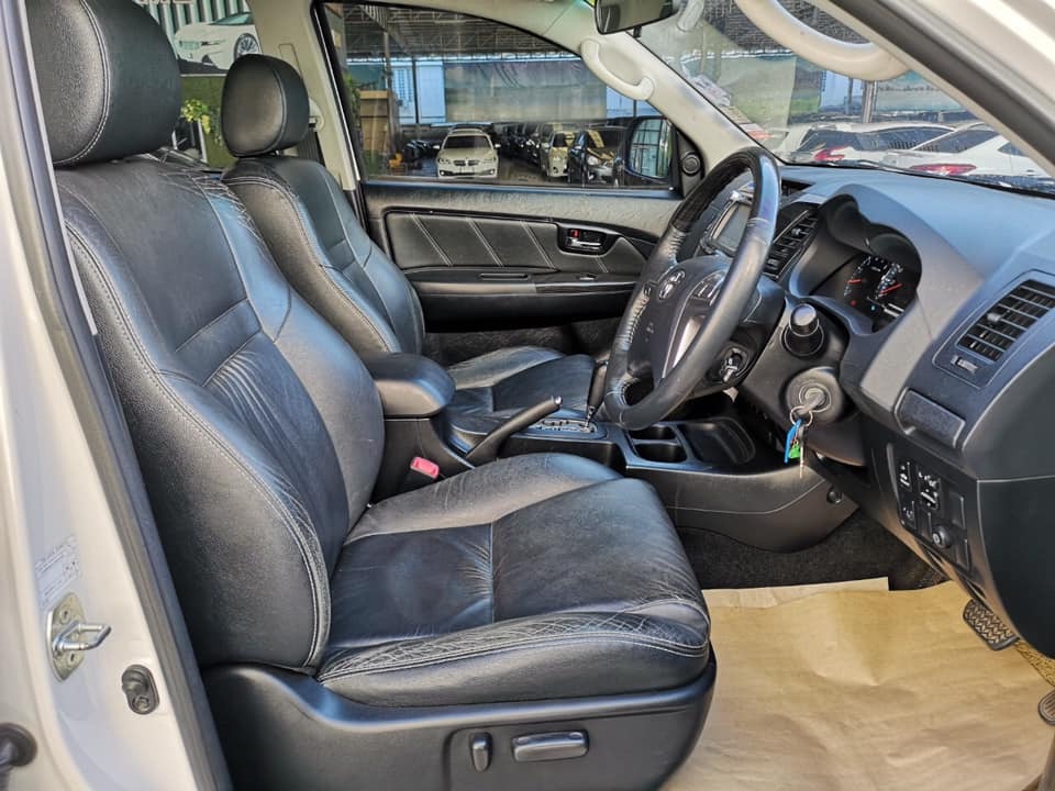 Toyota Fortuner ไมเนอร์เชนจ์ 2 ปี 2015 สีขาว (รูปที่ 9)