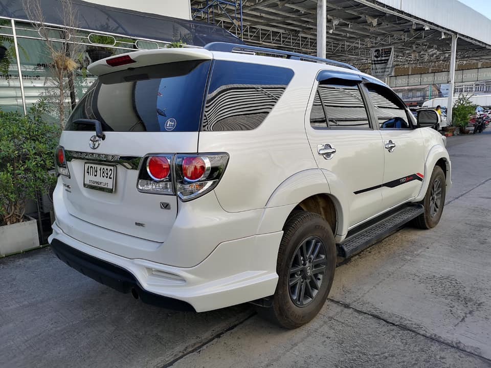 Toyota Fortuner ไมเนอร์เชนจ์ 2 ปี 2015 สีขาว (รูปที่ 6)
