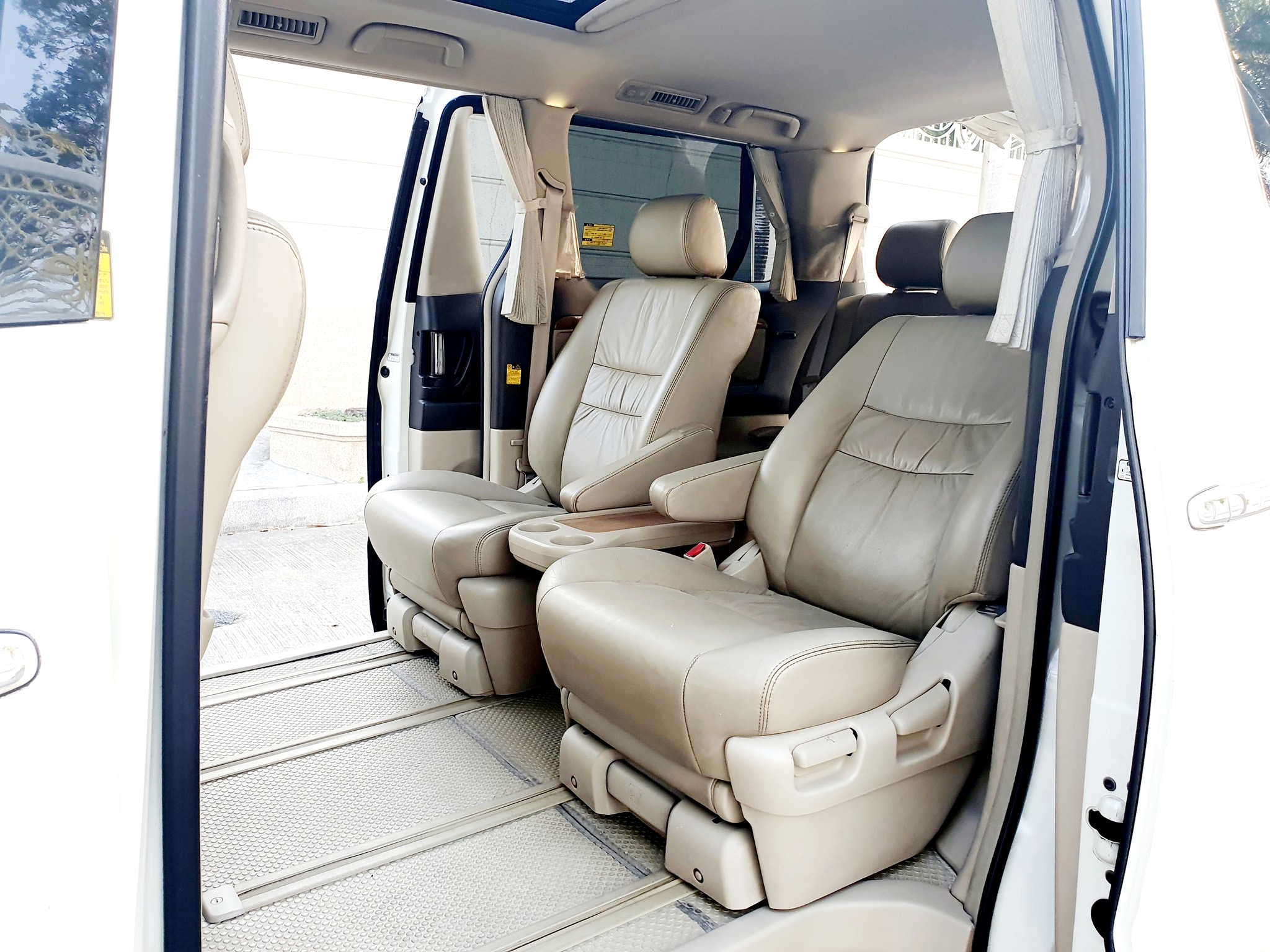 Toyota Alphard ปี 2007 สีขาว