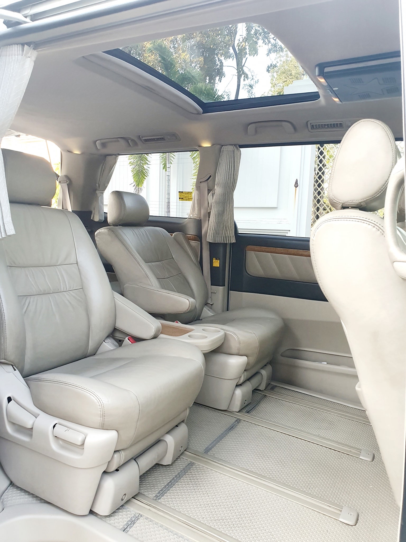 Toyota Alphard ปี 2007 สีขาว