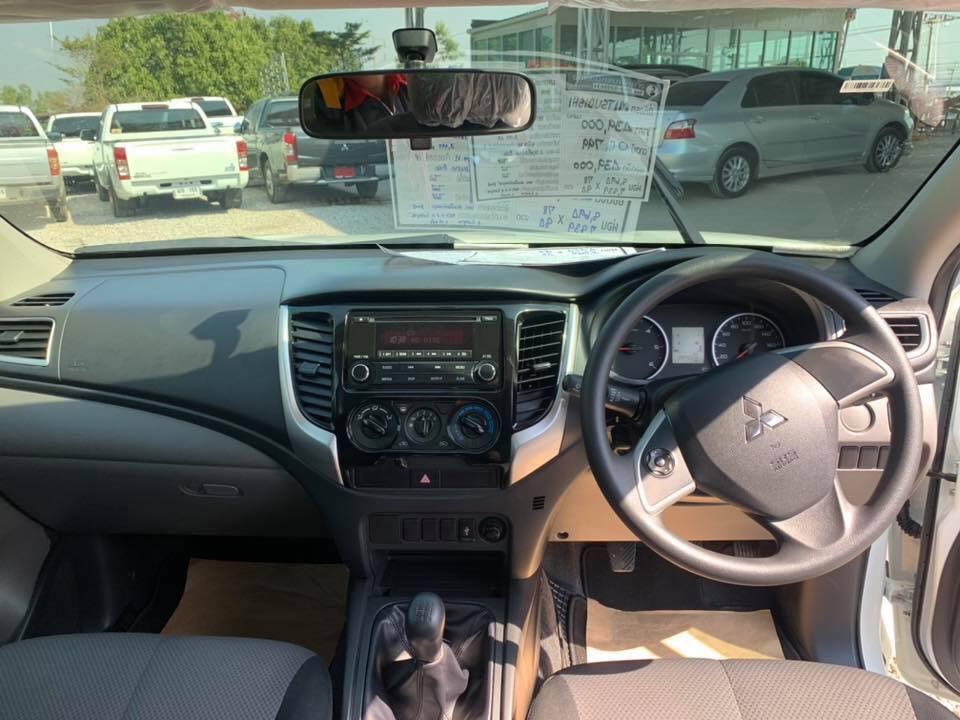 Mitsubishi Triton Mega cab ปี 2019 สีขาว