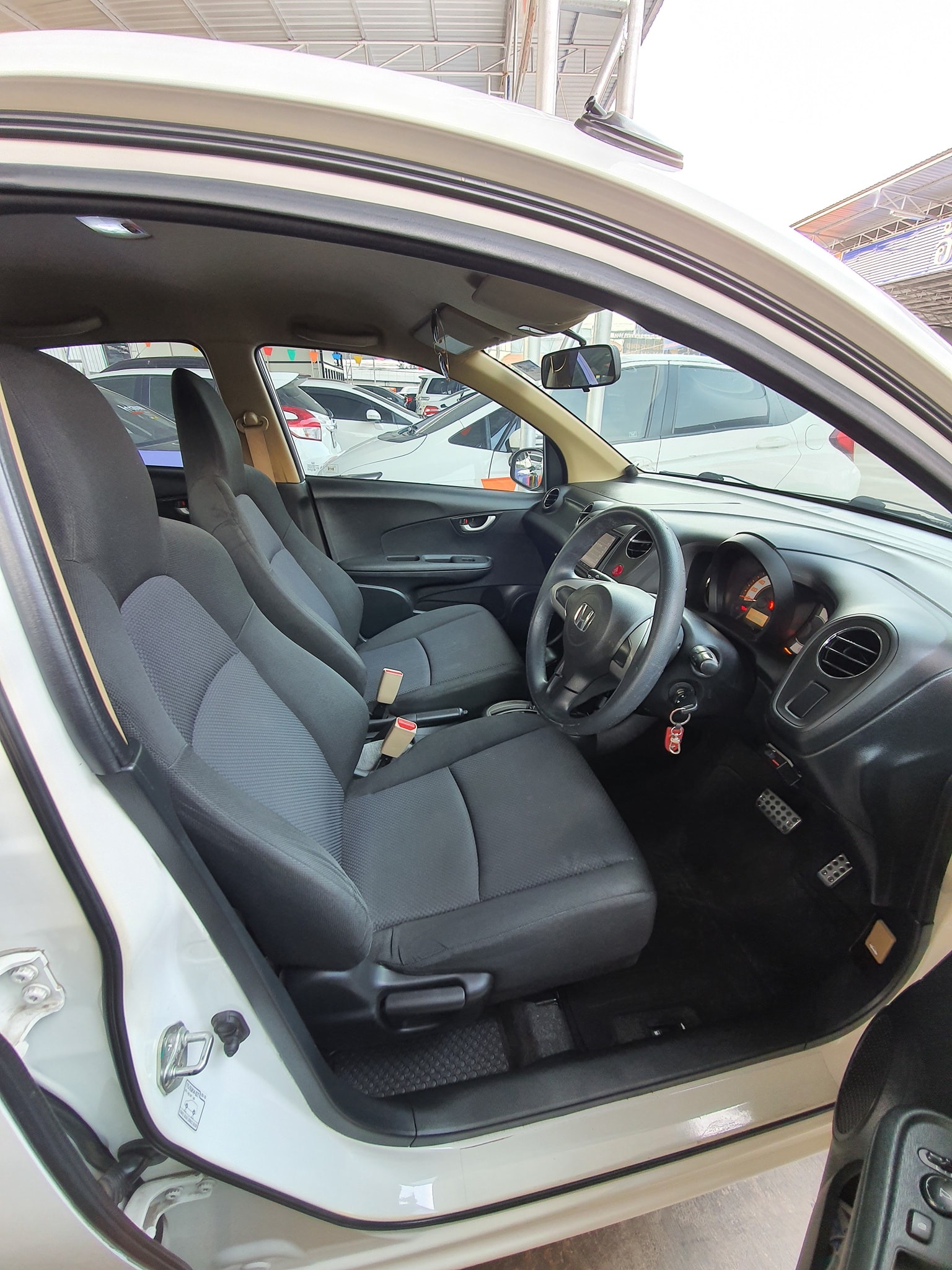 Honda Brio ปี 2013 สีขาว (รูปที่ 5)