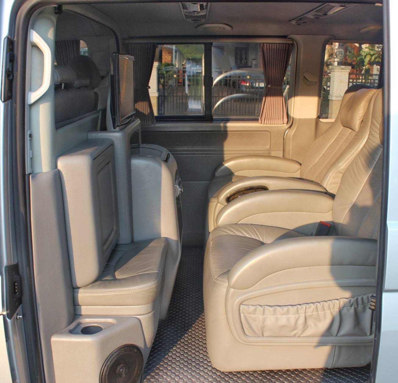 Volkswagen Transporter (Caravelle) Caravelle ปี 2008 สีเงิน (รูปที่ 7)