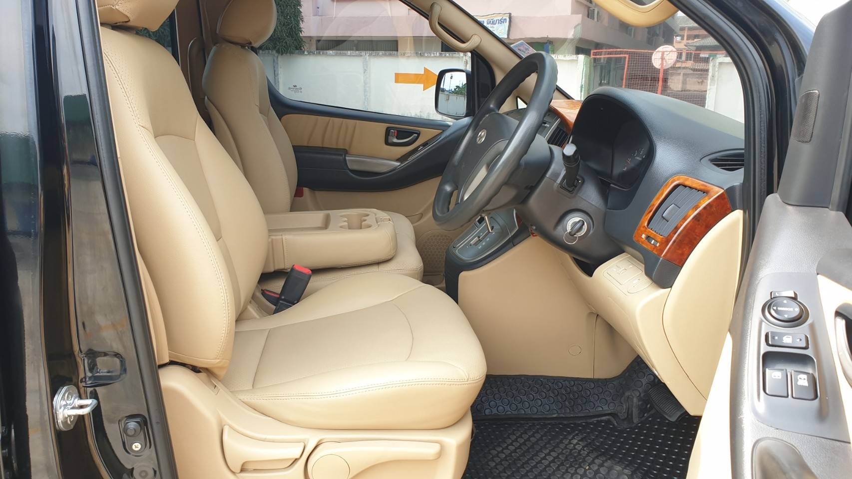 Hyundai H-1 ปี 2013 สีดำ (รูปที่ 8)