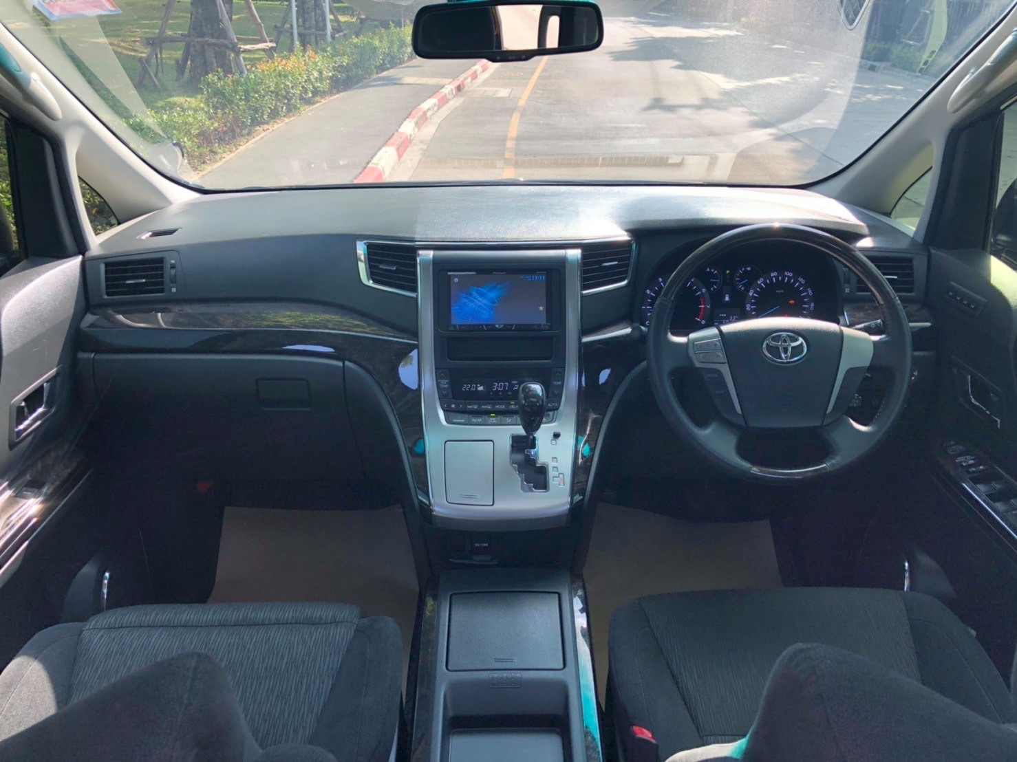 Toyota Vellfire ปี 2014 สีดำ (รูปที่ 9)