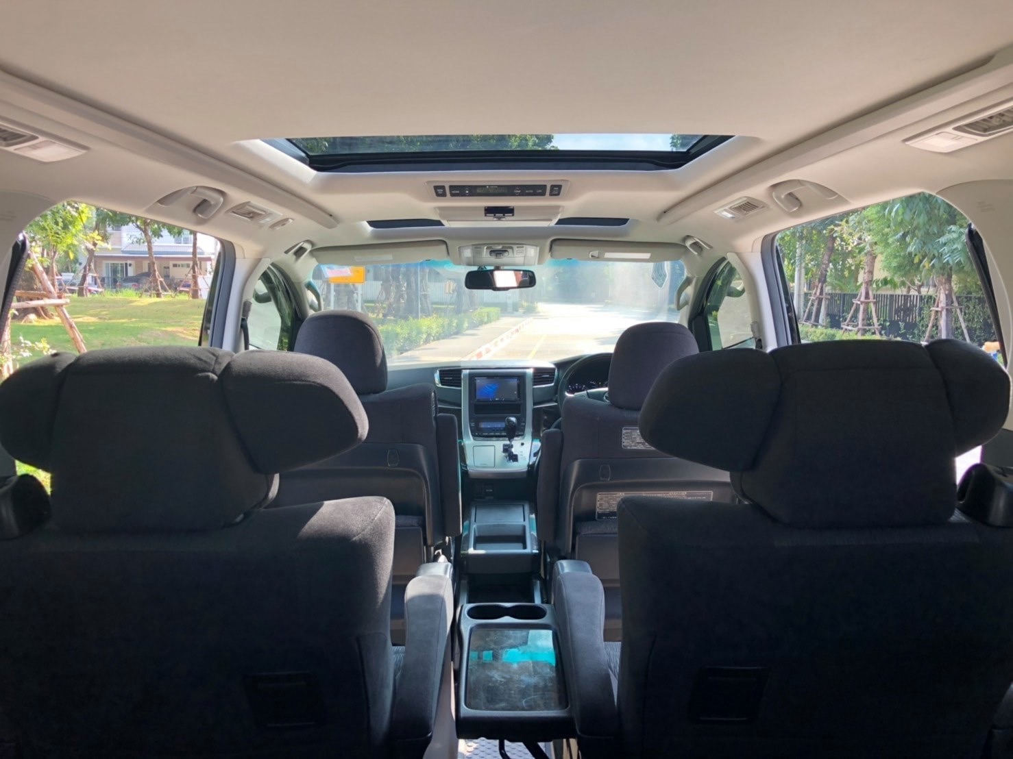 Toyota Vellfire ปี 2014 สีดำ (รูปที่ 8)