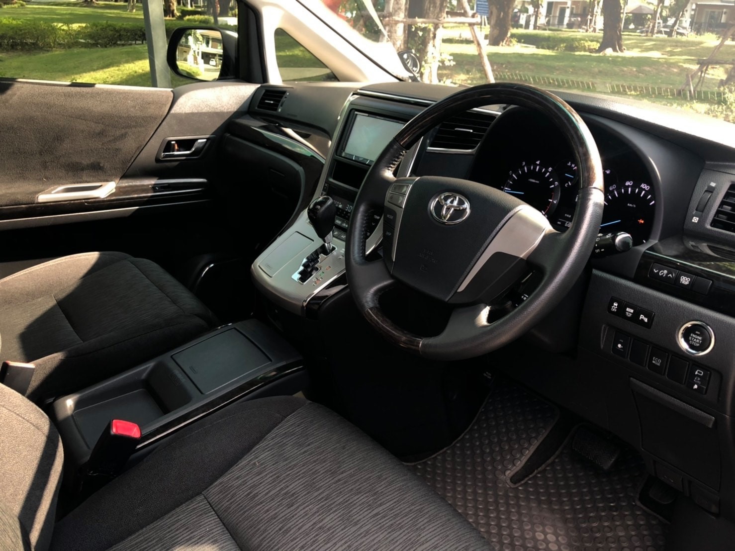 Toyota Vellfire ปี 2014 สีดำ (รูปที่ 4)