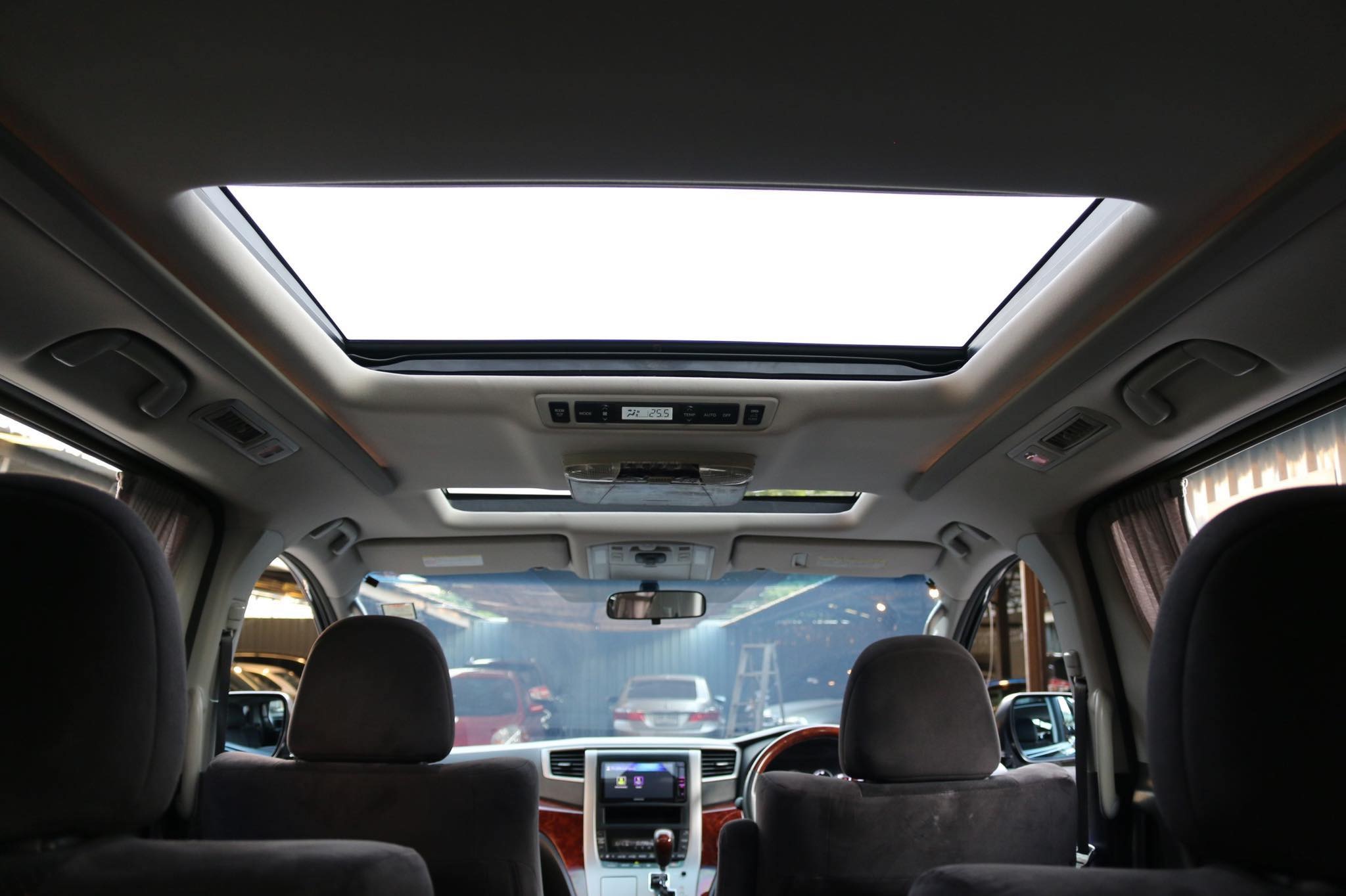 Toyota Vellfire ปี 2010 สีดำ (รูปที่ 20)
