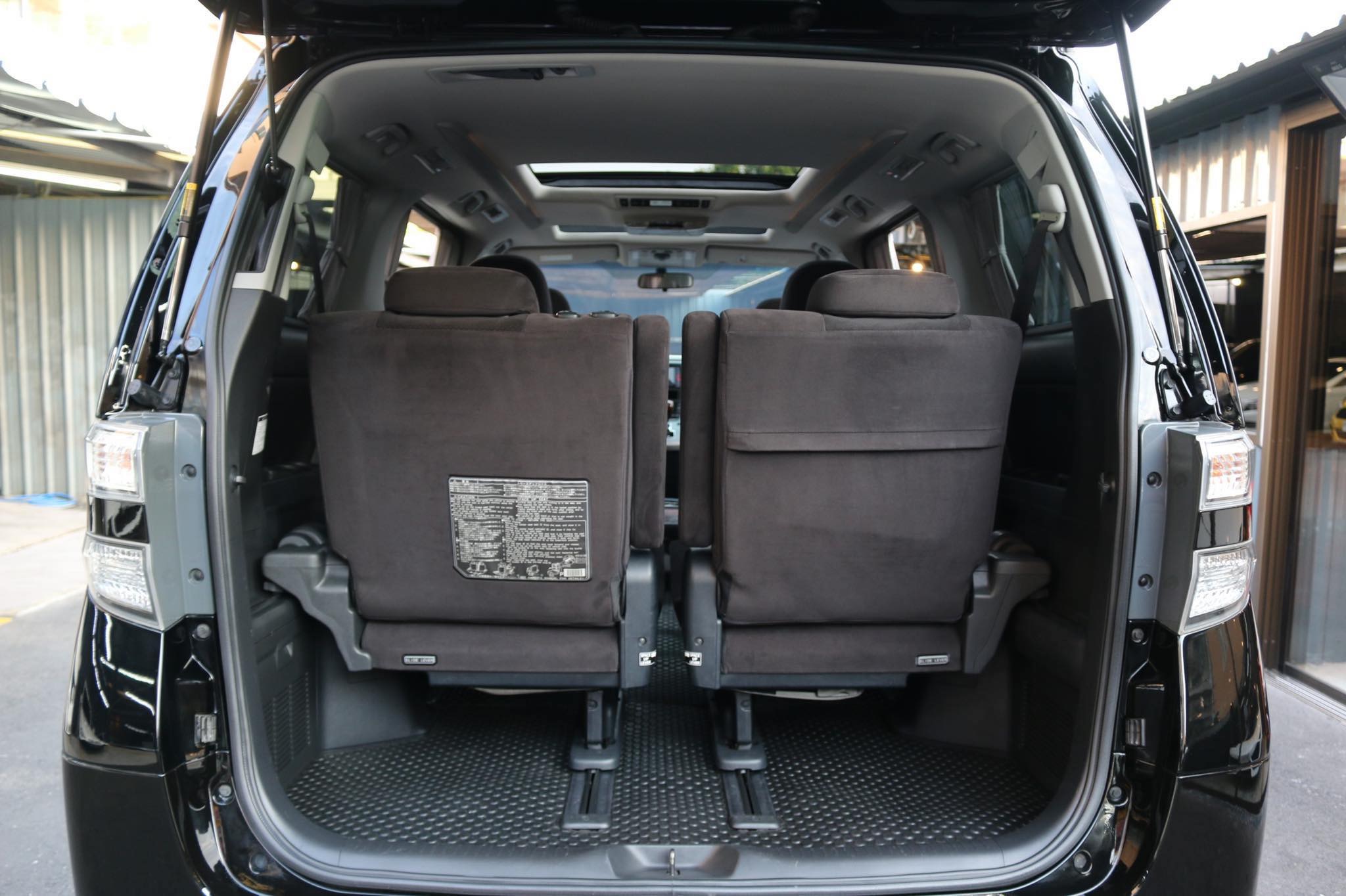 Toyota Vellfire ปี 2010 สีดำ (รูปที่ 16)