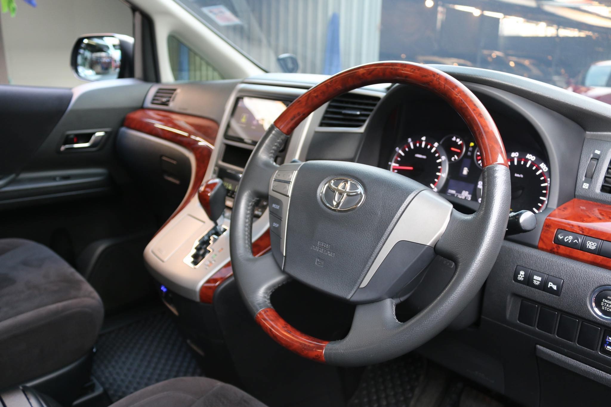 Toyota Vellfire ปี 2010 สีดำ (รูปที่ 8)