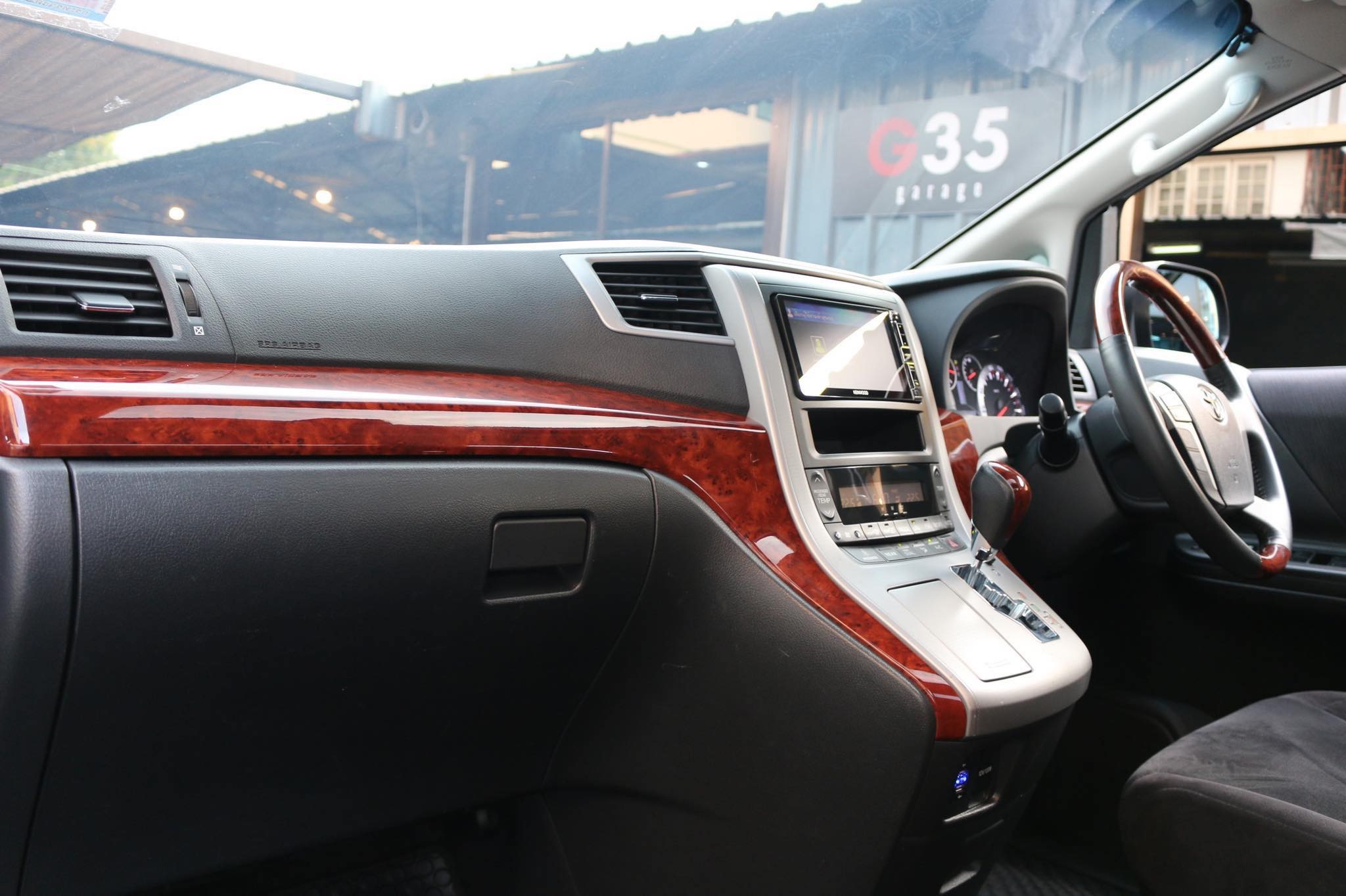 Toyota Vellfire ปี 2010 สีดำ (รูปที่ 11)