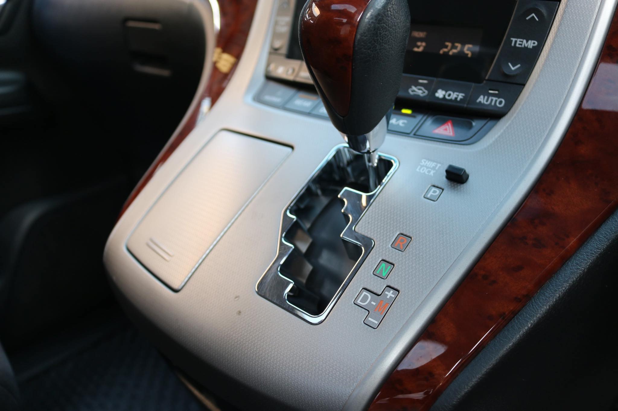 Toyota Vellfire ปี 2010 สีดำ (รูปที่ 19)