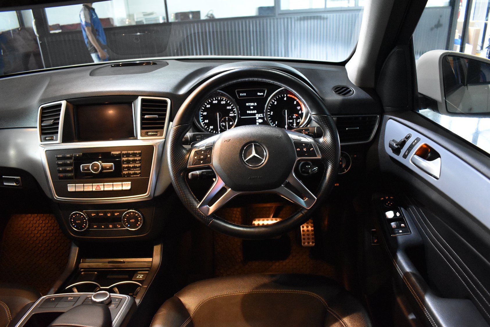 Mercedes-Benz M-Class W166 ML250 ปี 2012 สีขาว (รูปที่ 6)