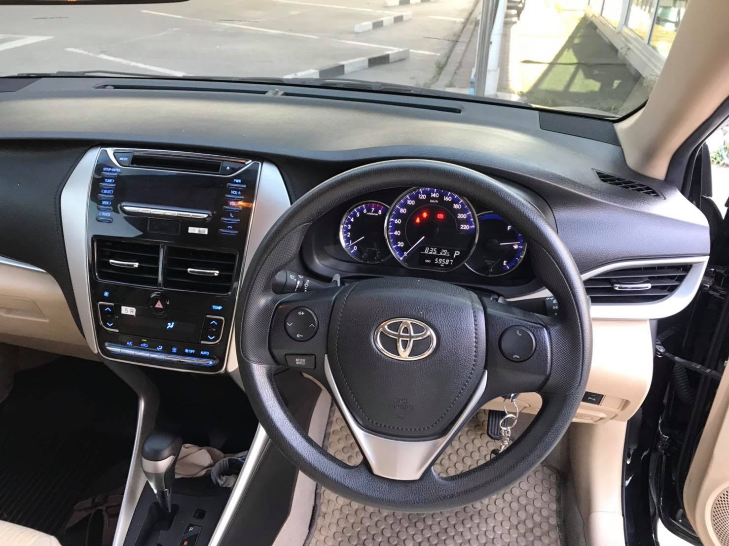 Toyota Yaris Ativ ปี 2017 สีดำ (รูปที่ 4)