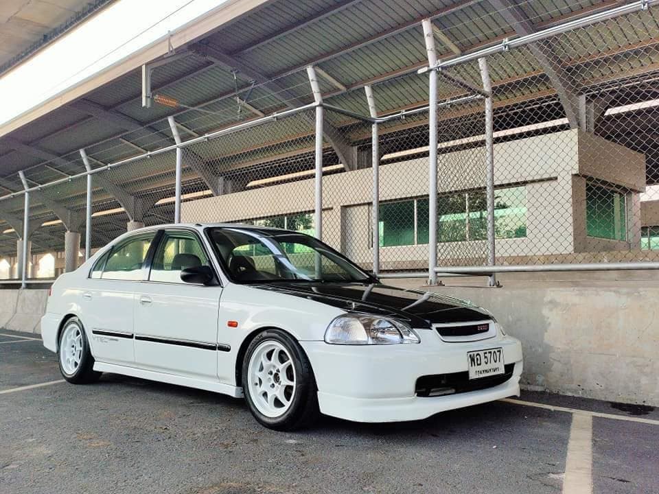 Honda Civic EK โฉม 4 ประตู ปี 1997 สีขาว