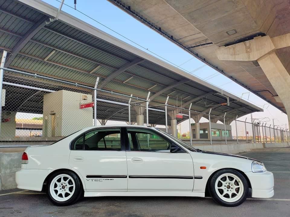 Honda Civic EK โฉม 4 ประตู ปี 1997 สีขาว