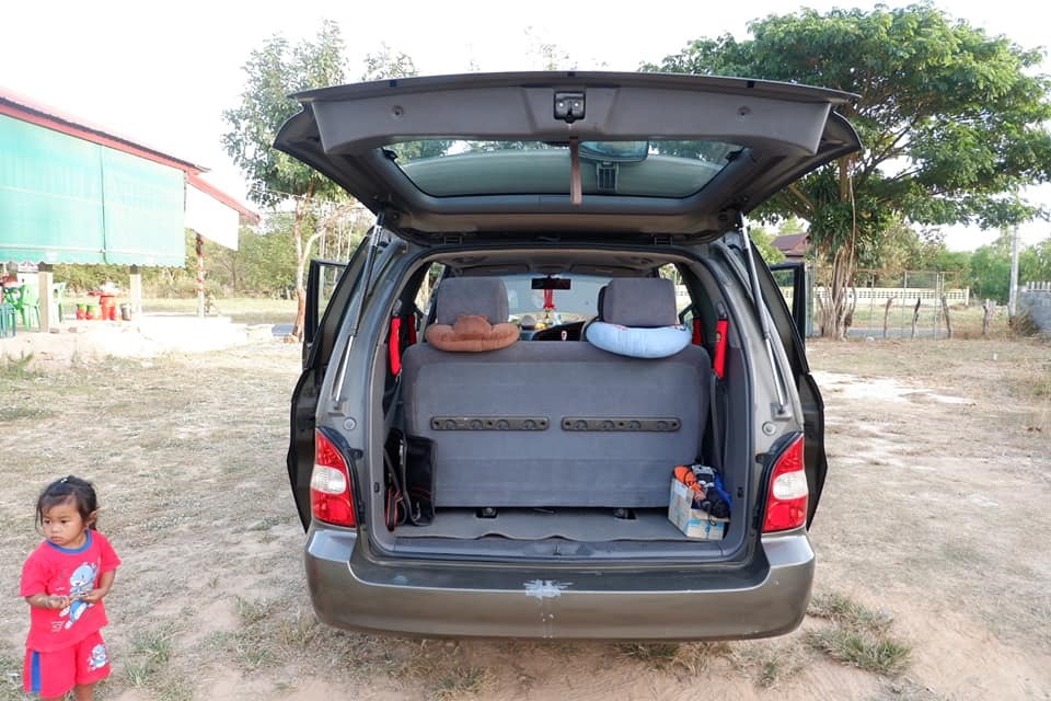 Kia Carnival ปี 2001 สีน้ำตาล (รูปที่ 4)