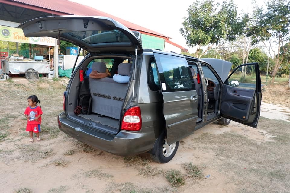 Kia Carnival ปี 2001 สีน้ำตาล (รูปที่ 2)