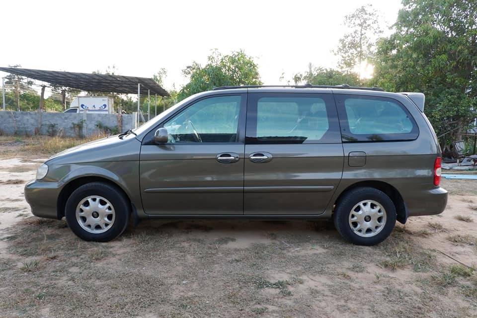 Kia Carnival ปี 2001 สีน้ำตาล