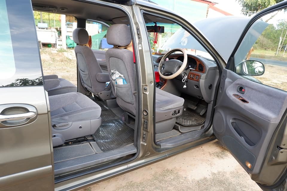 Kia Carnival ปี 2001 สีน้ำตาล (รูปที่ 5)