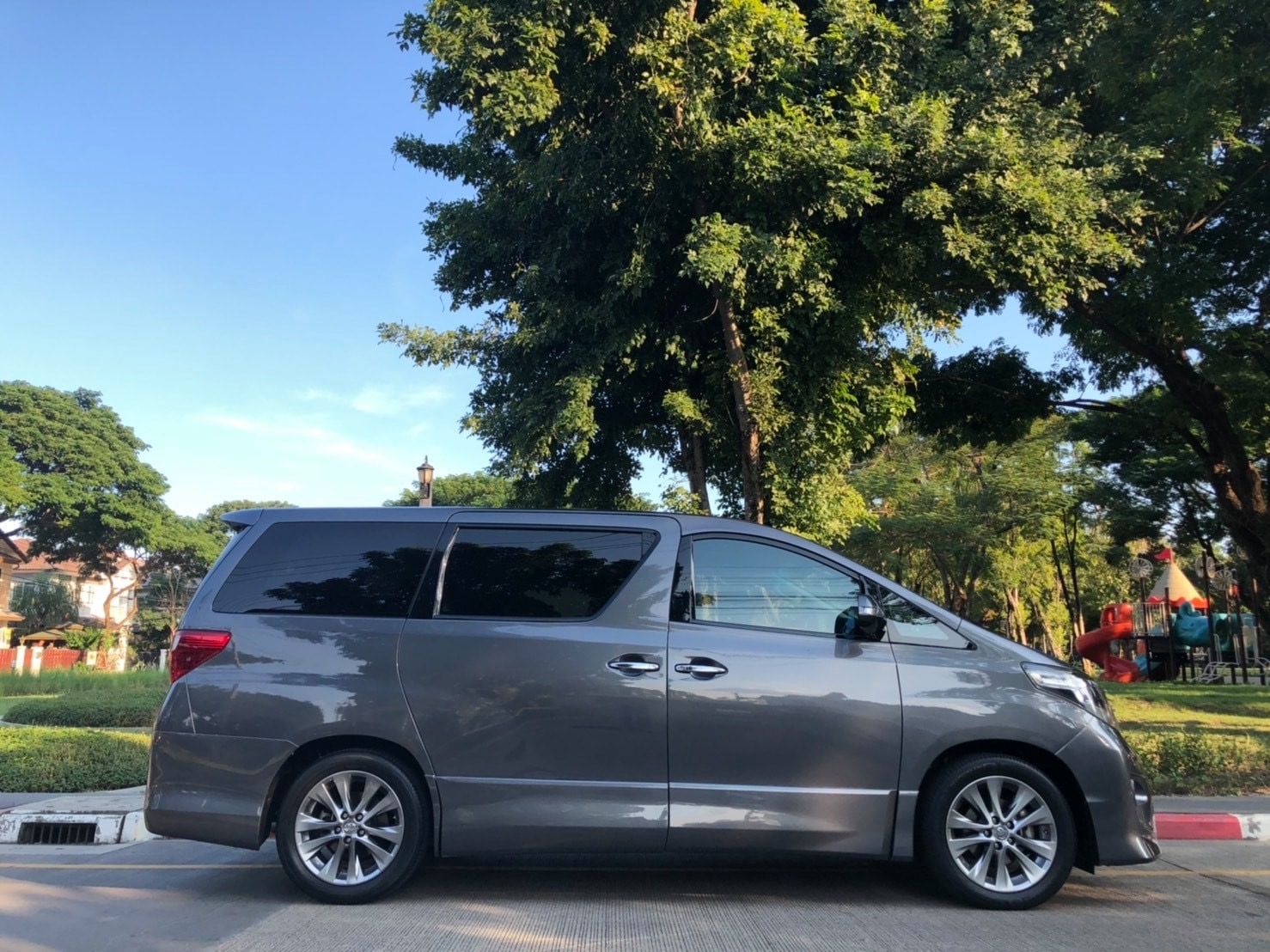 Toyota Alphard ปี 2011 สีเทา (รูปที่ 3)