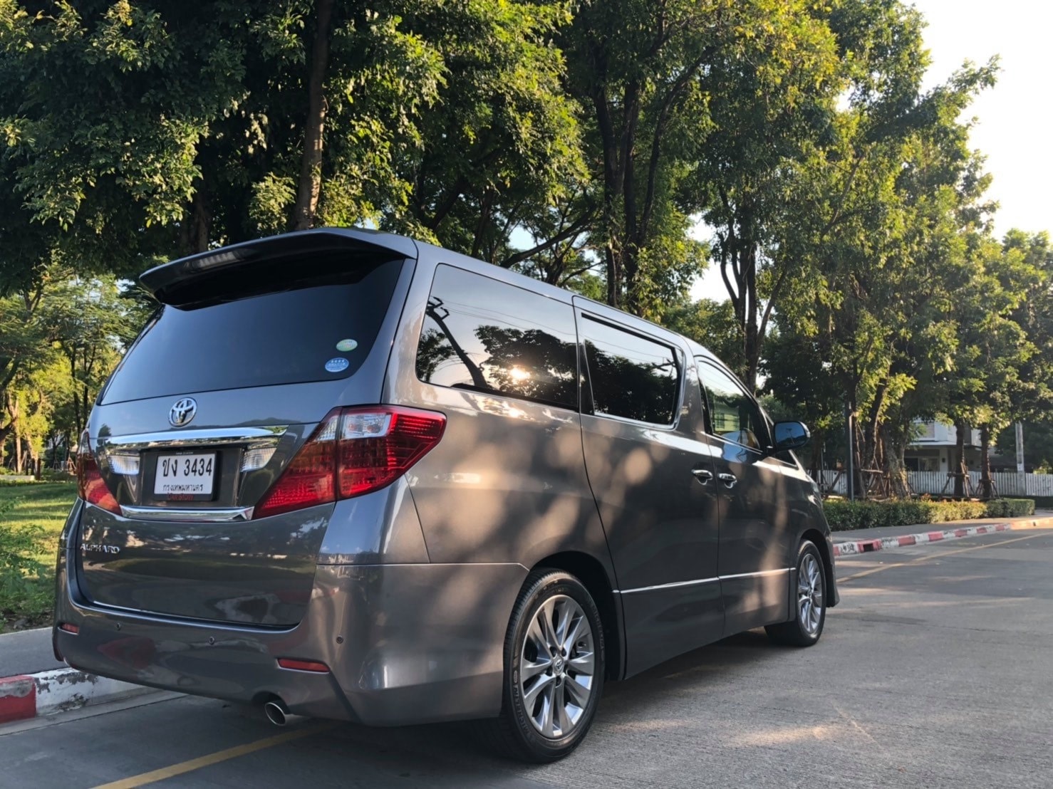 Toyota Alphard ปี 2011 สีเทา (รูปที่ 2)