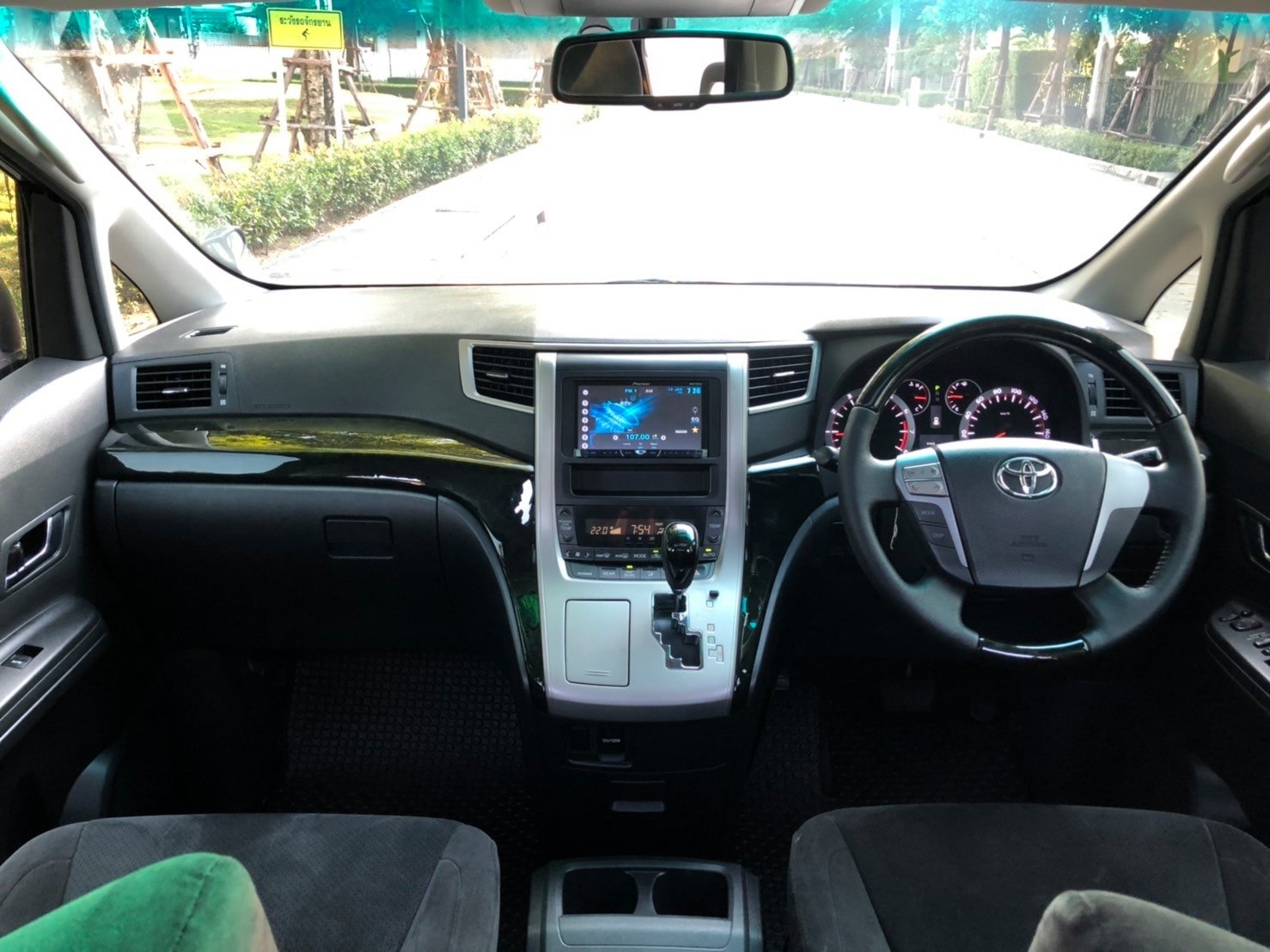 Toyota Alphard ปี 2011 สีเทา (รูปที่ 8)