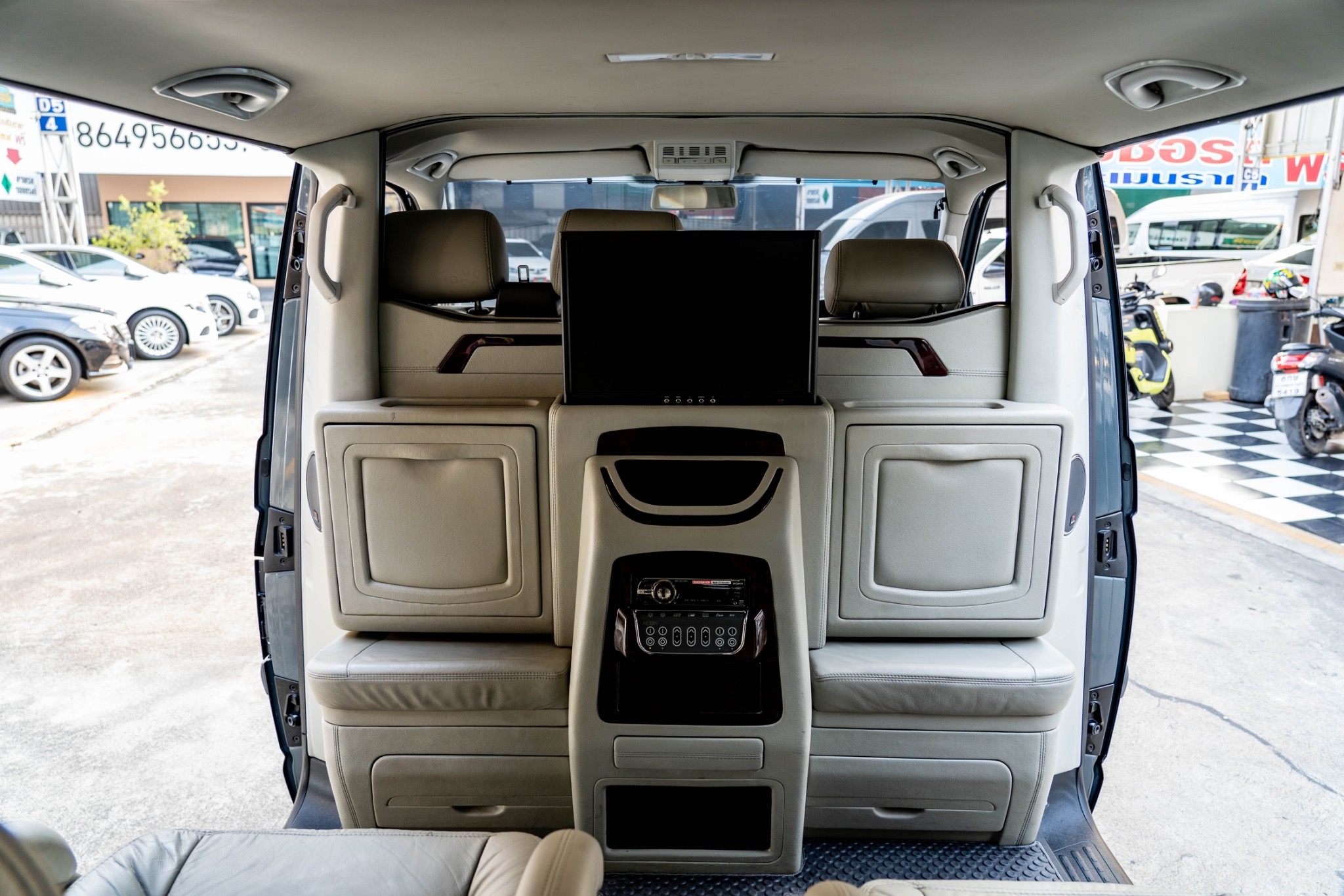 Volkswagen Transporter (Caravelle) Caravelle ปี 2010 สีเทา (รูปที่ 9)