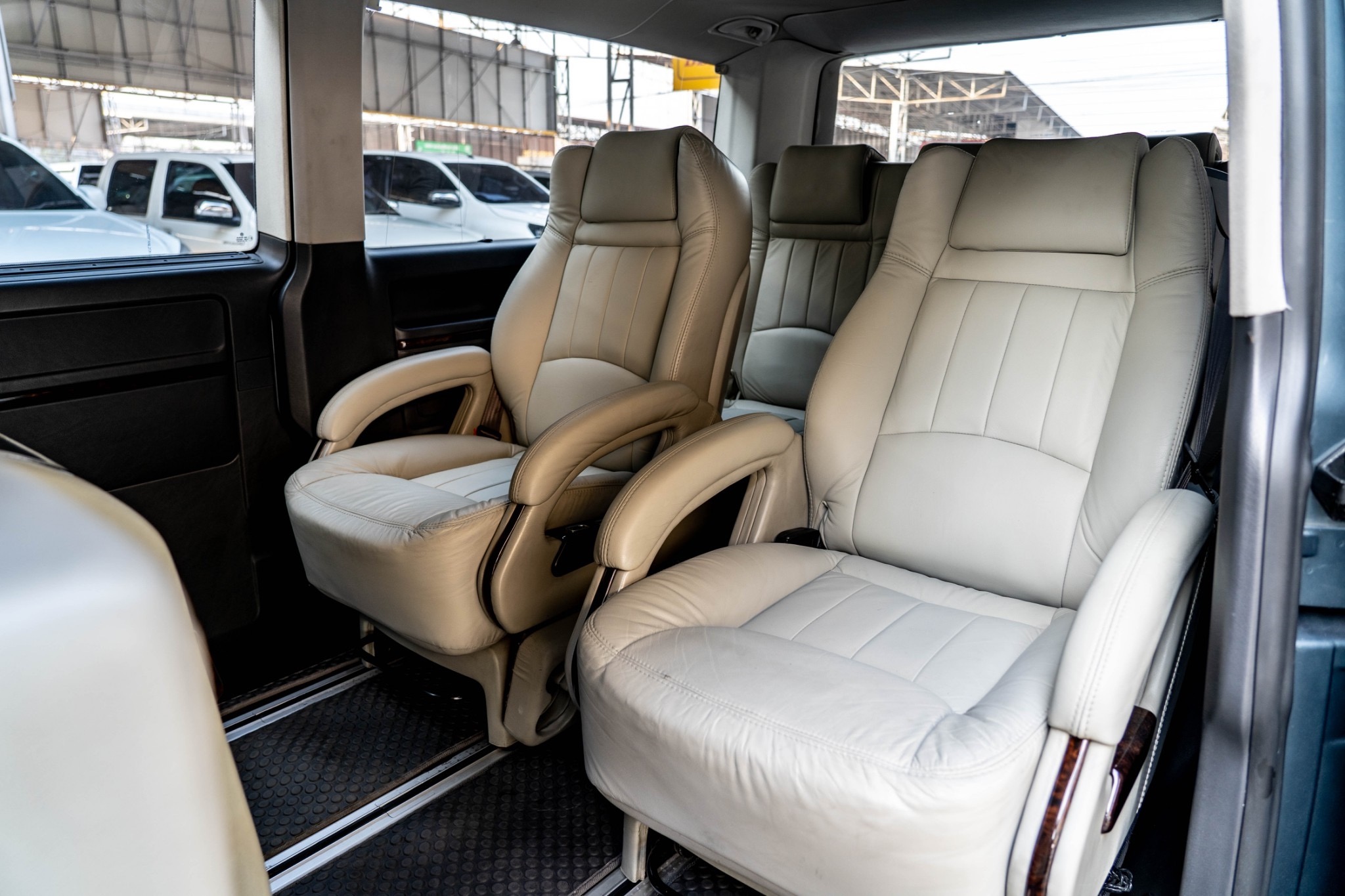 Volkswagen Transporter (Caravelle) Caravelle ปี 2010 สีเทา (รูปที่ 8)