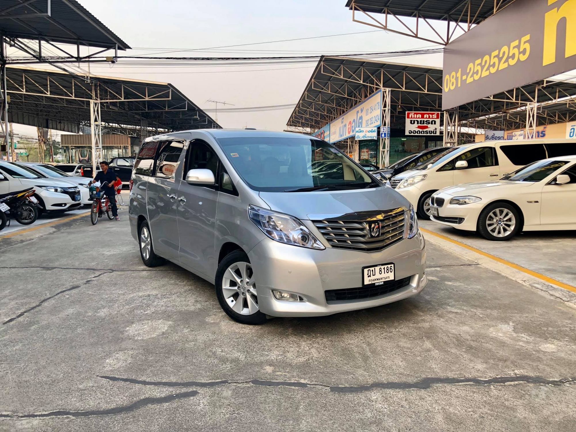 Toyota Alphard ปี 2009 สีเงิน